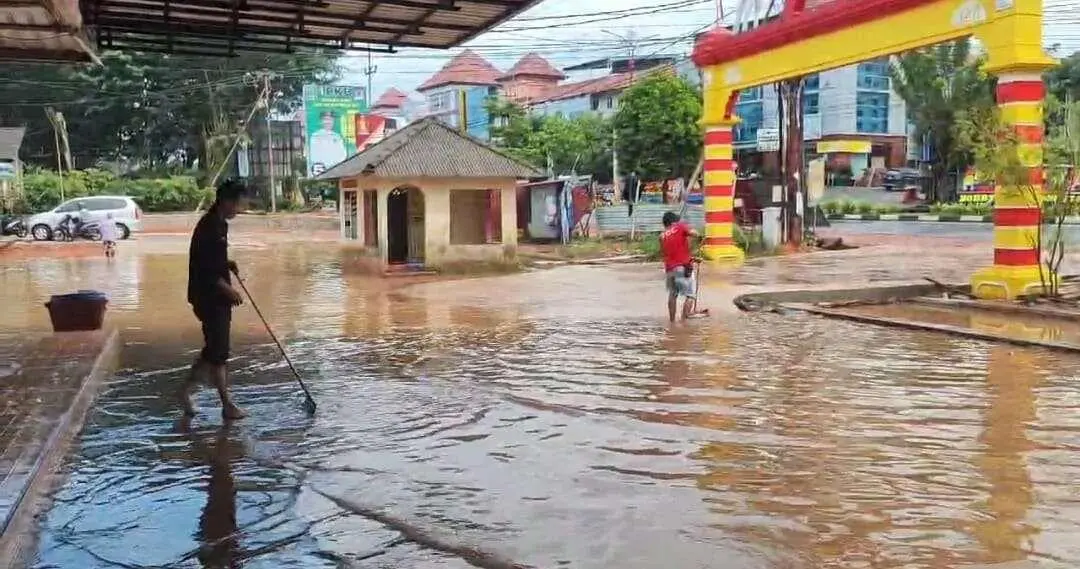 Dilema Banjir di Kawasan Padat: Antara Saluran Air yang Mampet dan Ancaman Luapan Kiriman
