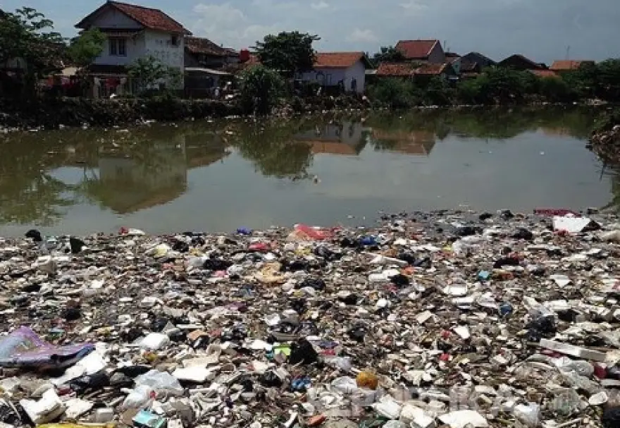 Mitos atau Fakta: Membuang Sampah ke Sungai Jadi Biang Keladi Banjir, atau Hanya Sekadar Pemicu?