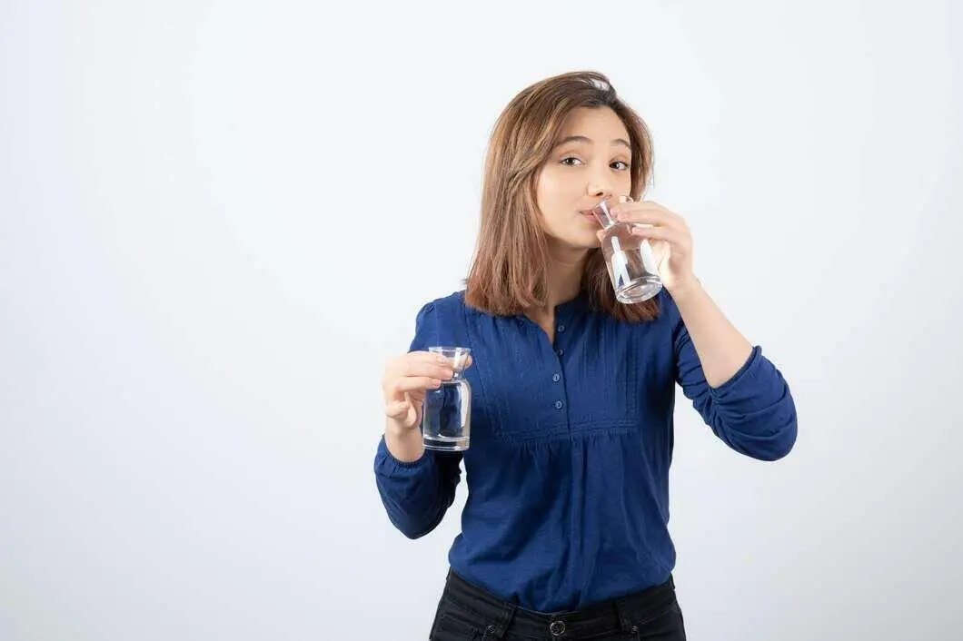 Alasan Mengapa Duduk Saat Minum Jauh Lebih Sehat Daripada Berdiri Menurut Ahli