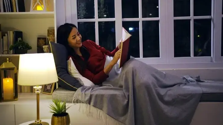 Sering Baca Buku Sambil Rebahan? Waspadai Risiko Kelelahan Mata Kronis!