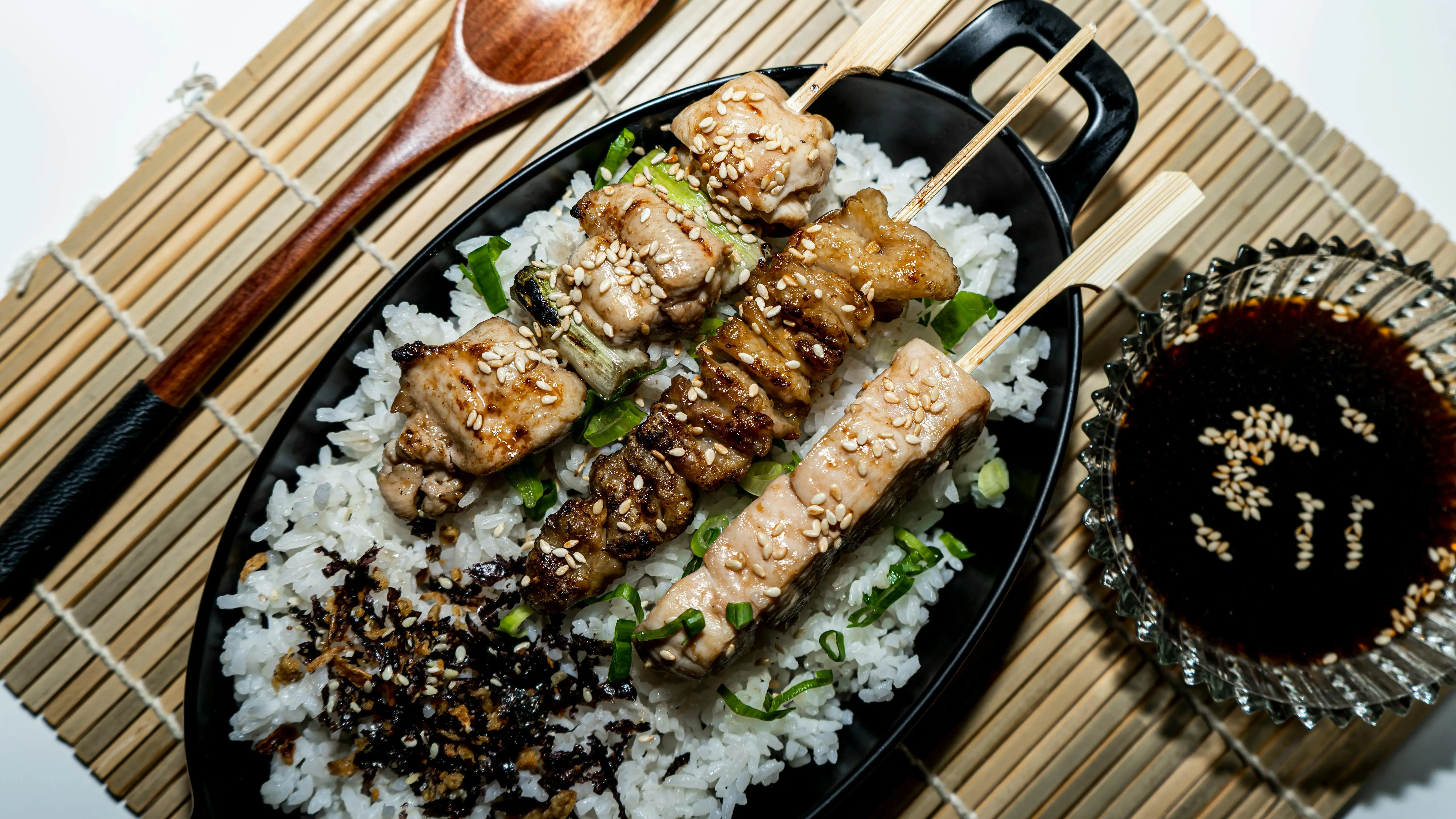 Sate dan Yakitori: Menelusuri Jejak Budaya di Balik Kuliner Daging Tusuk Dunia
