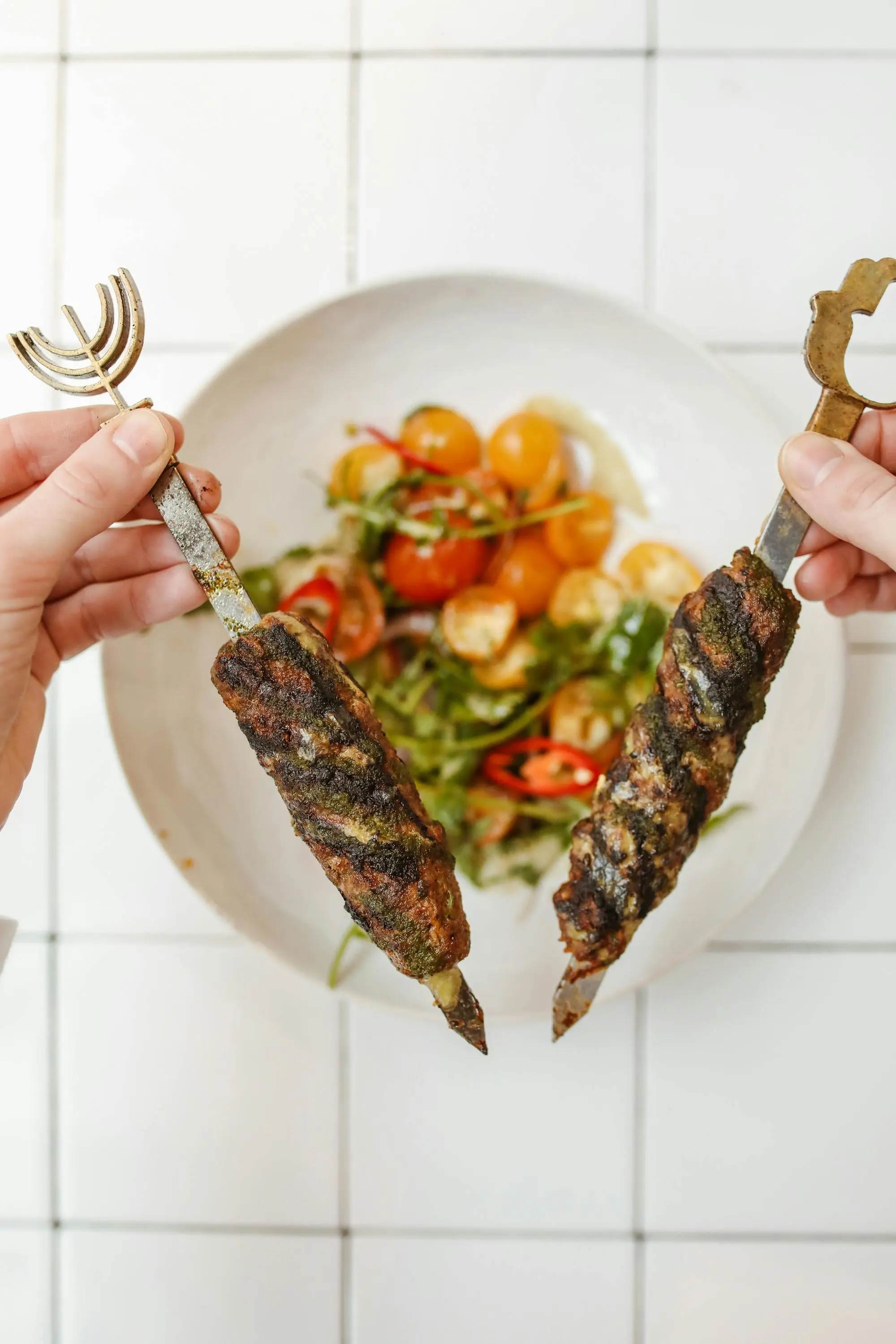 Menelusuri Jejak Kuliner: Mengapa Sate Asia Tenggara Berbeda dengan Kebab Timur Tengah?