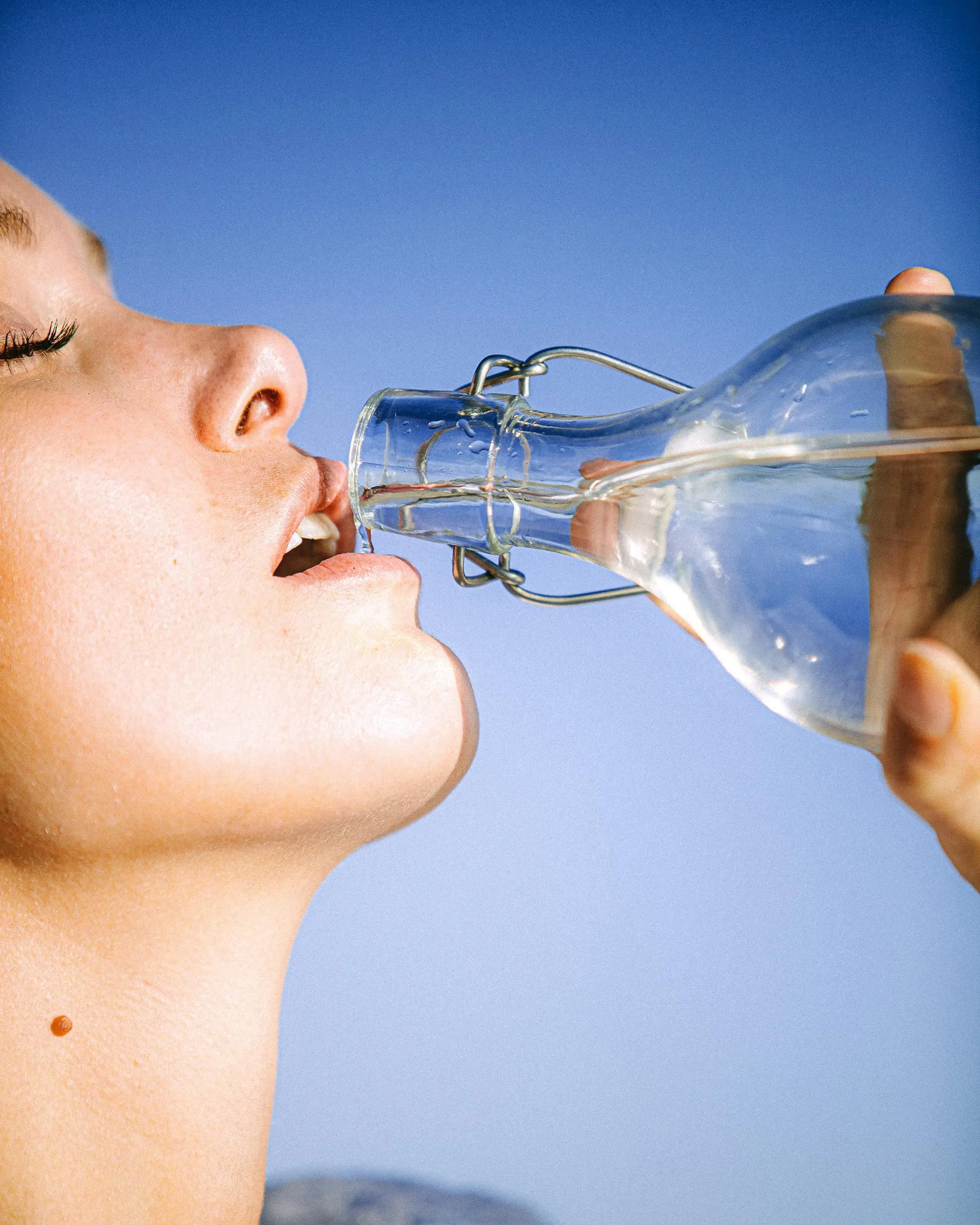 Apakah MInum Air Dingin Benar-Benar Menyebabkan Sakit Tenggorokan? Ini Penjelasanya