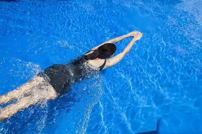 Masih Takut Berenang Saat Haid? Ini Penjelasan Medisnya