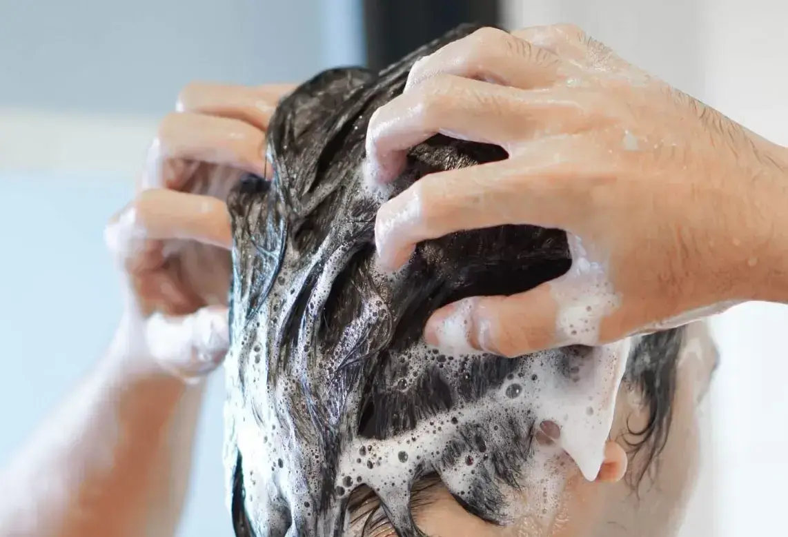 Sering Keramas Disebut Bikin Rambut Rontok, Benarkah Faktanya?