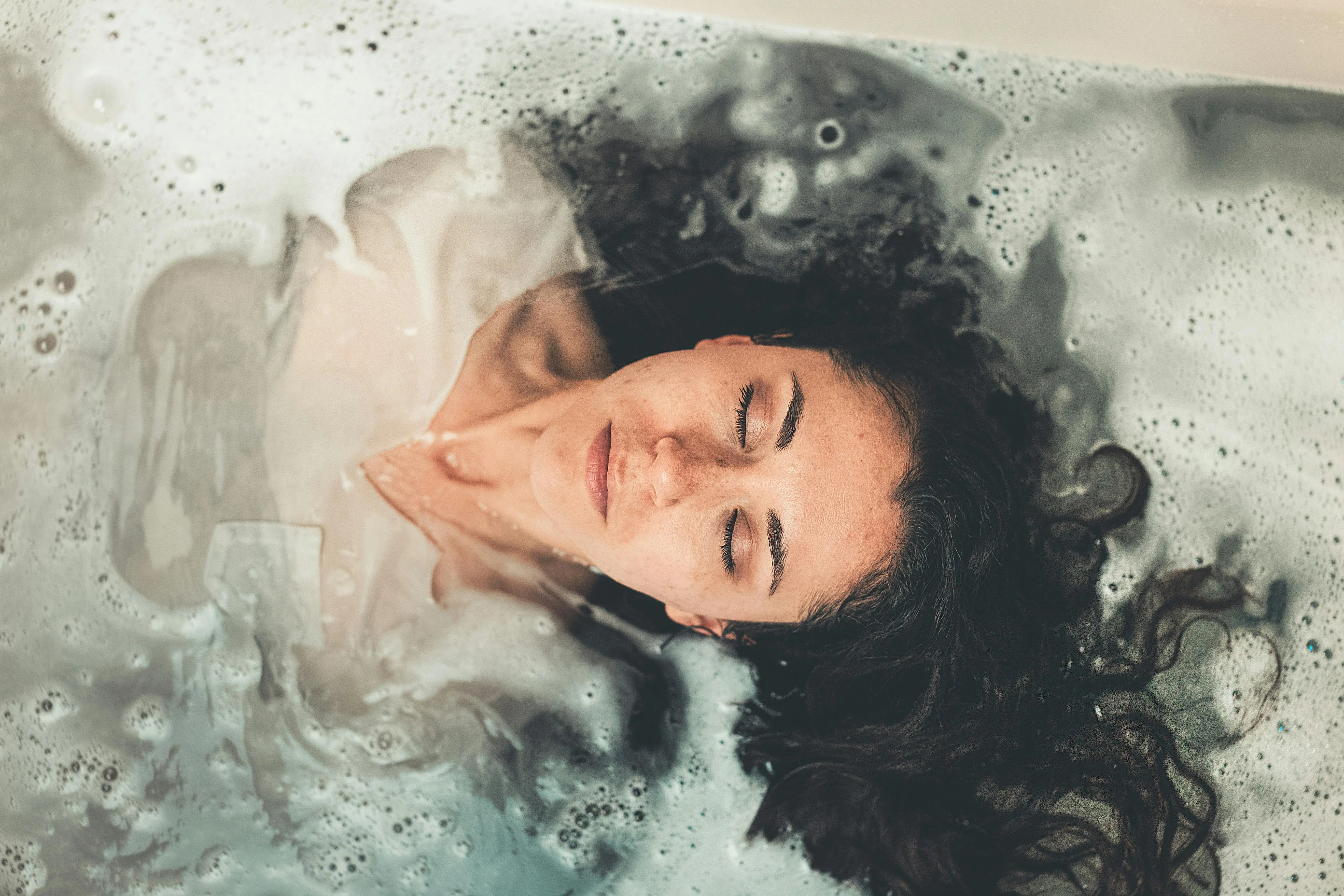 Segar atau Bahaya? Mengintip Dampak Paparan Air Dingin terhadap Ketajaman Otak dan Mental