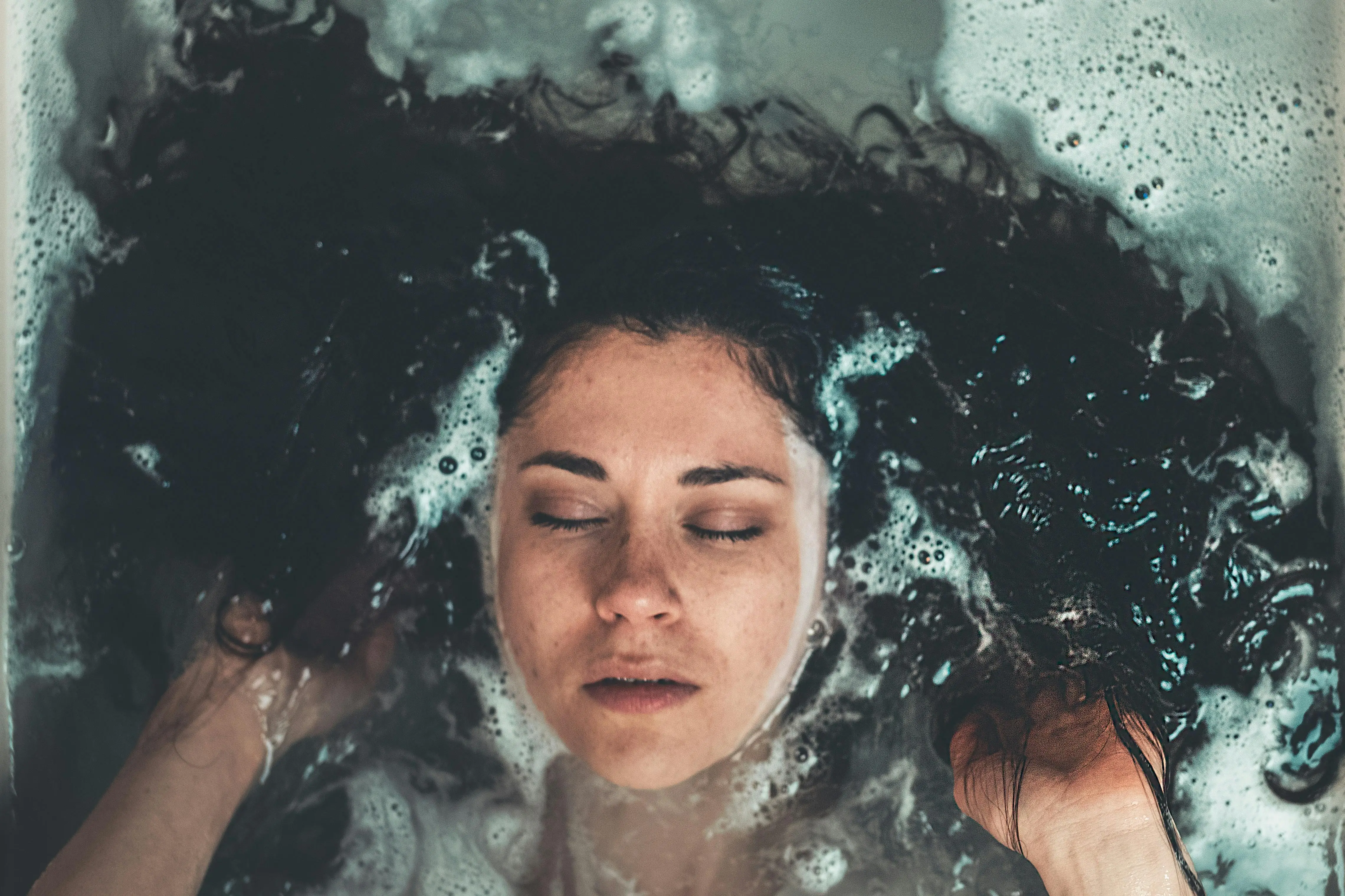 Sering Mandi Air Dingin di Pagi Hari? Ini Dampak Tak Terduga bagi Mental dan Tubuh Anda