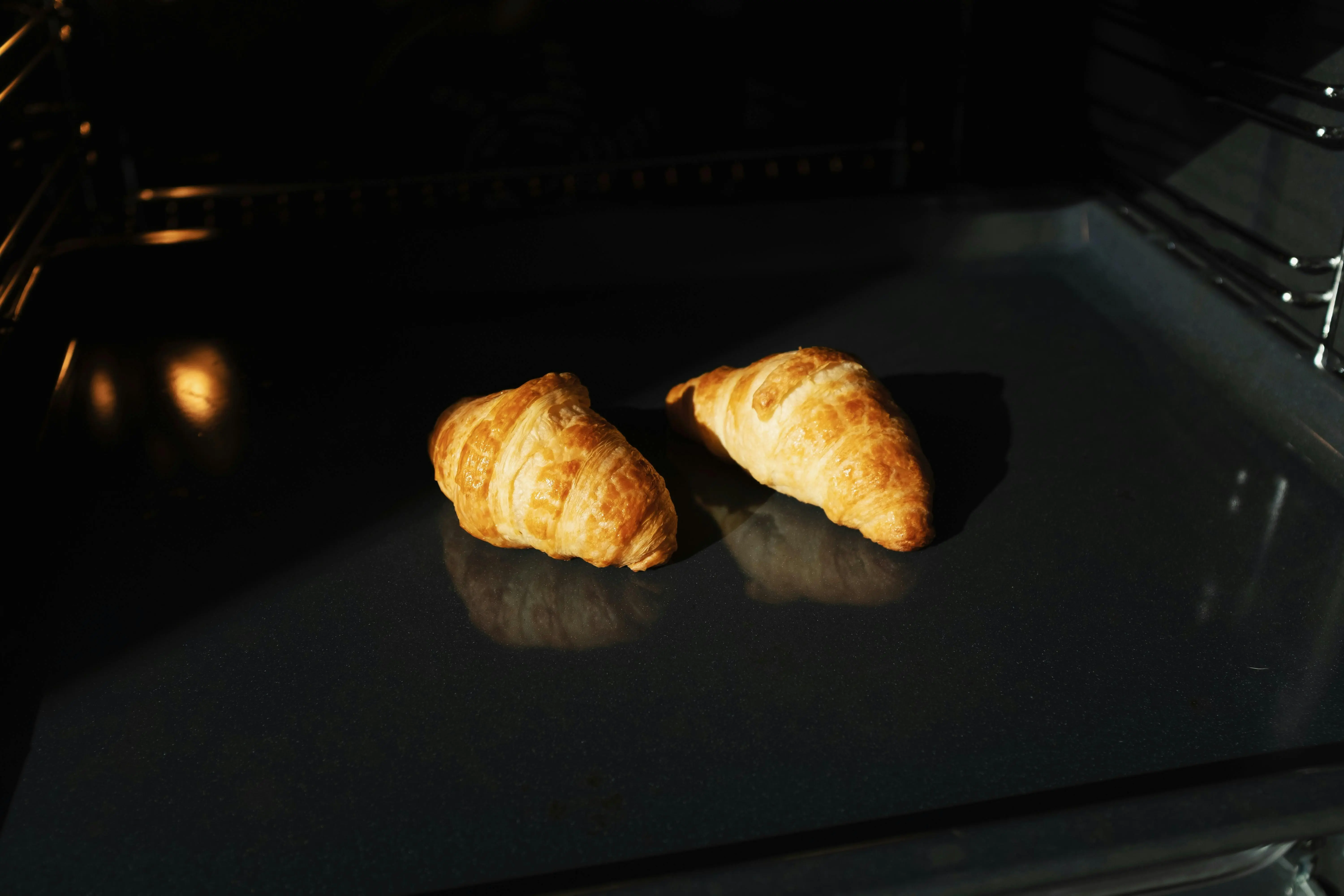 Rahasia di Balik Layer Sempurna: Mengapa Croissant yang Enak Harus Punya Rongga Sarang Lebah?