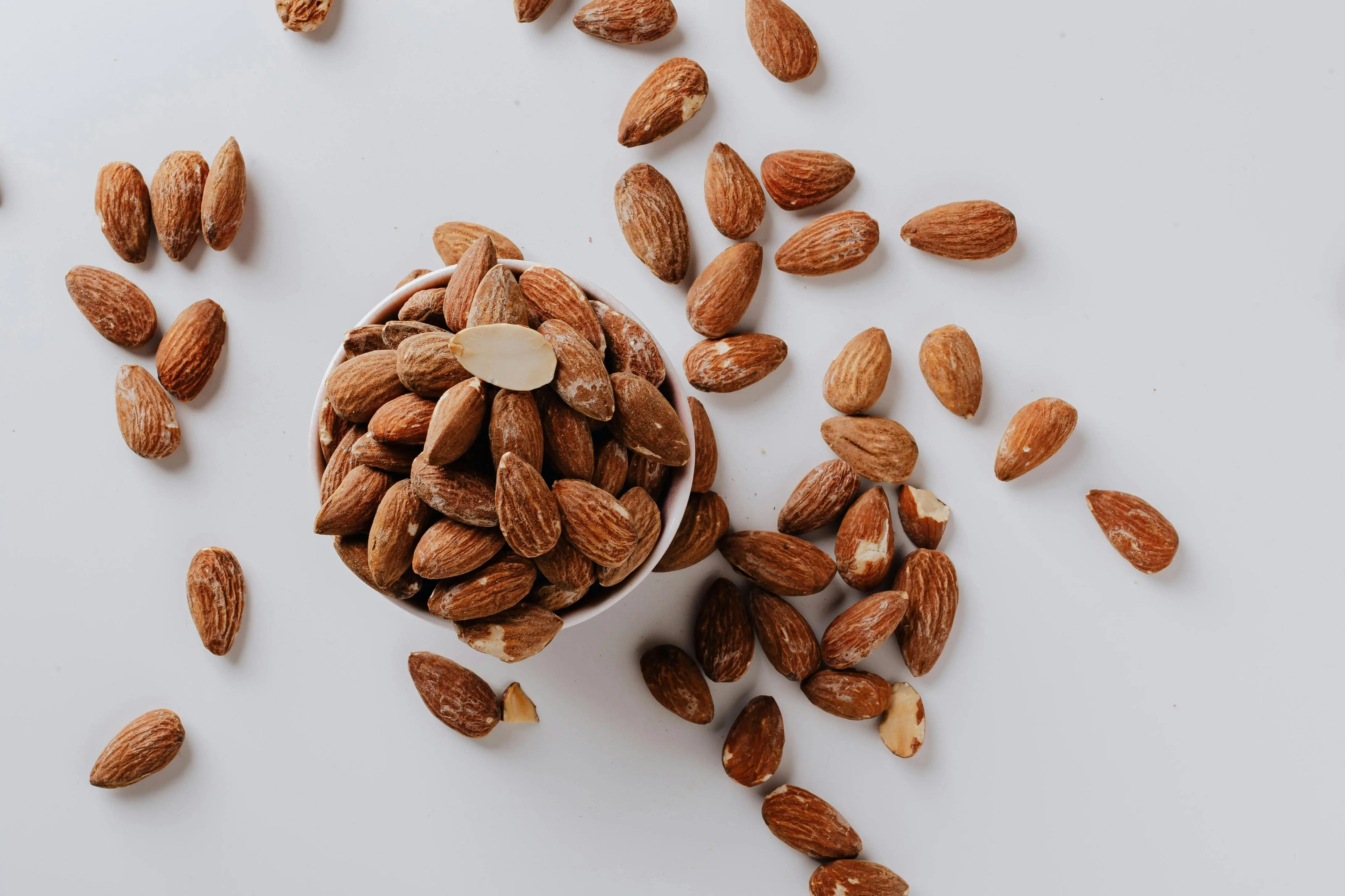 Rahasia Tulang Kuat di Usia Senja: Kenali Manfaat Rutin Konsumsi Kacang Almond