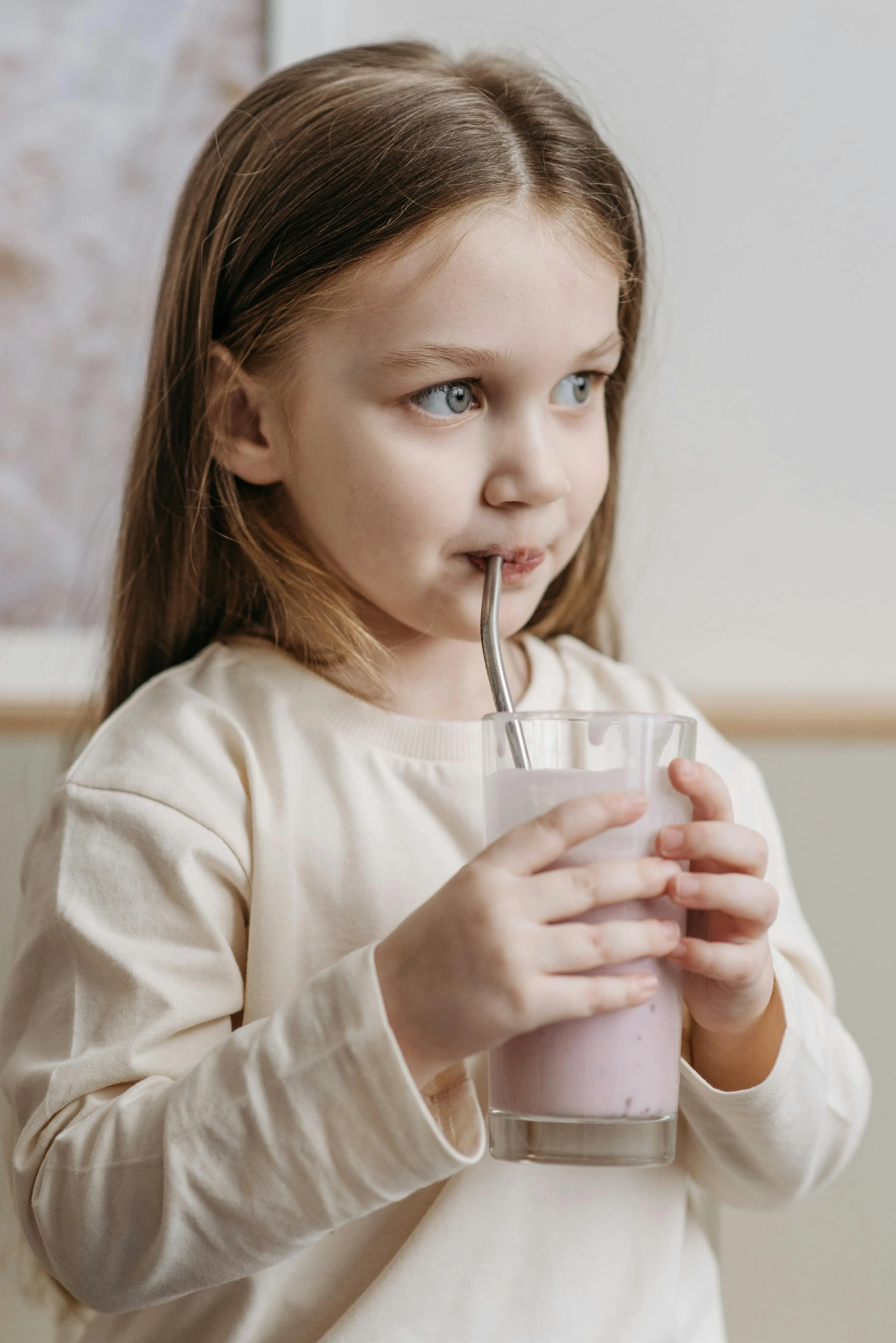Bahaya di Balik Segelas Nutrisi: Mengapa Terlalu Banyak Minum Susu Justru Merugikan?