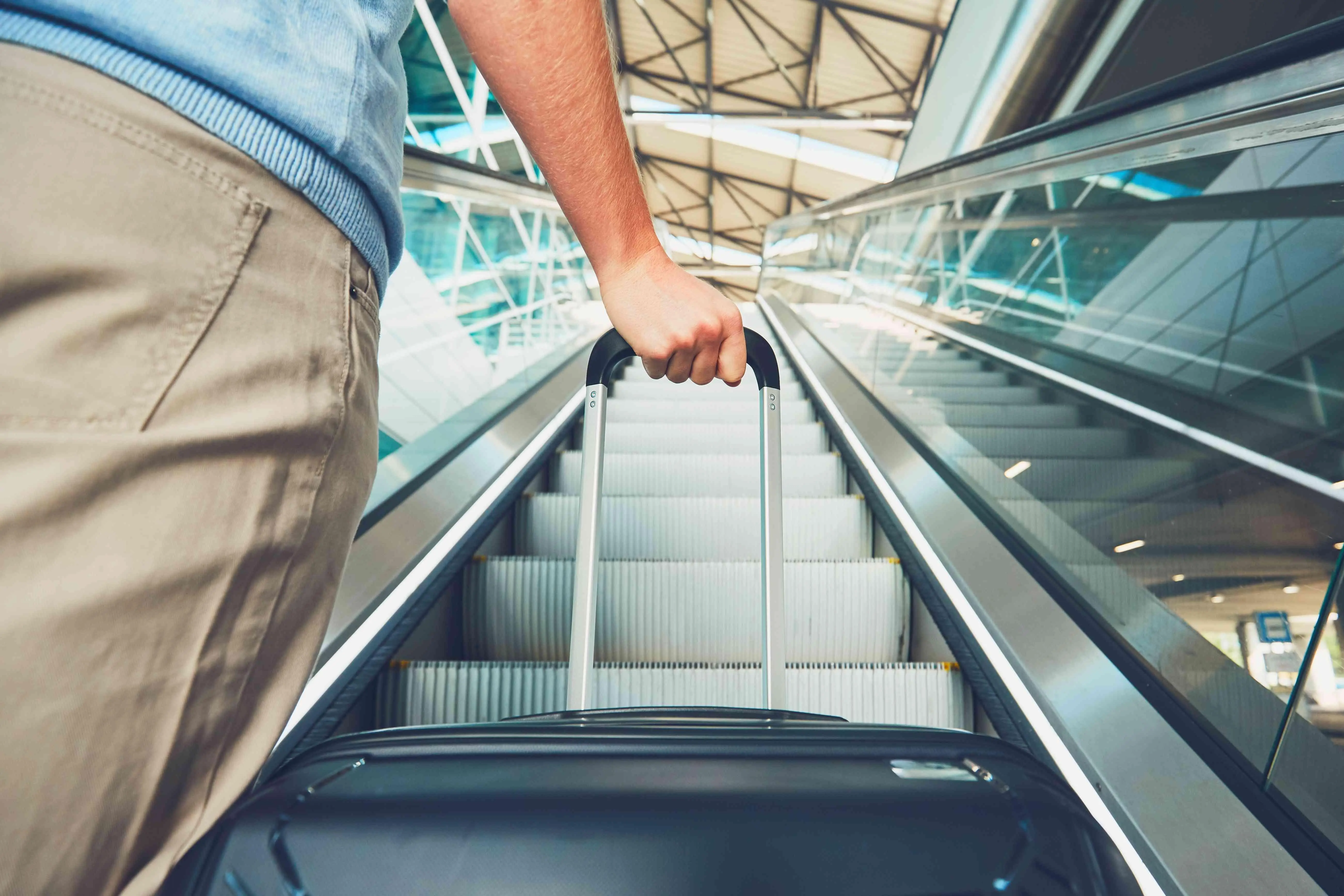 Agar Aman Selama Traveling, Ini Tips Menyimpan Uang ke Luar Negeri