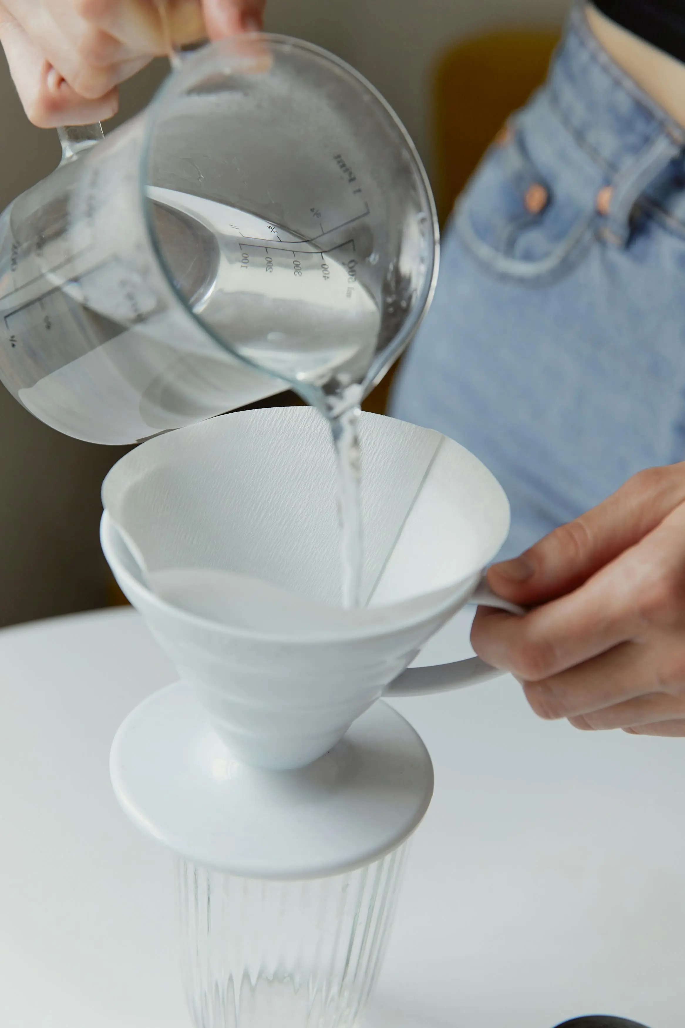 Benarkah Minum Air Hangat Saat Perut Kosong Lebih Sehat? Ini Penjelasan Medisnya