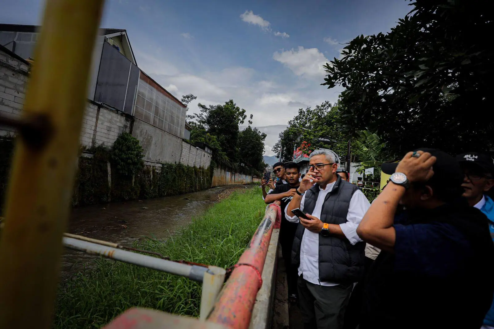 Atasi Banjir Sukamiskin: Wali Kota Bandung Tinjau Sungai yang Lebih Tinggi dari Jalan