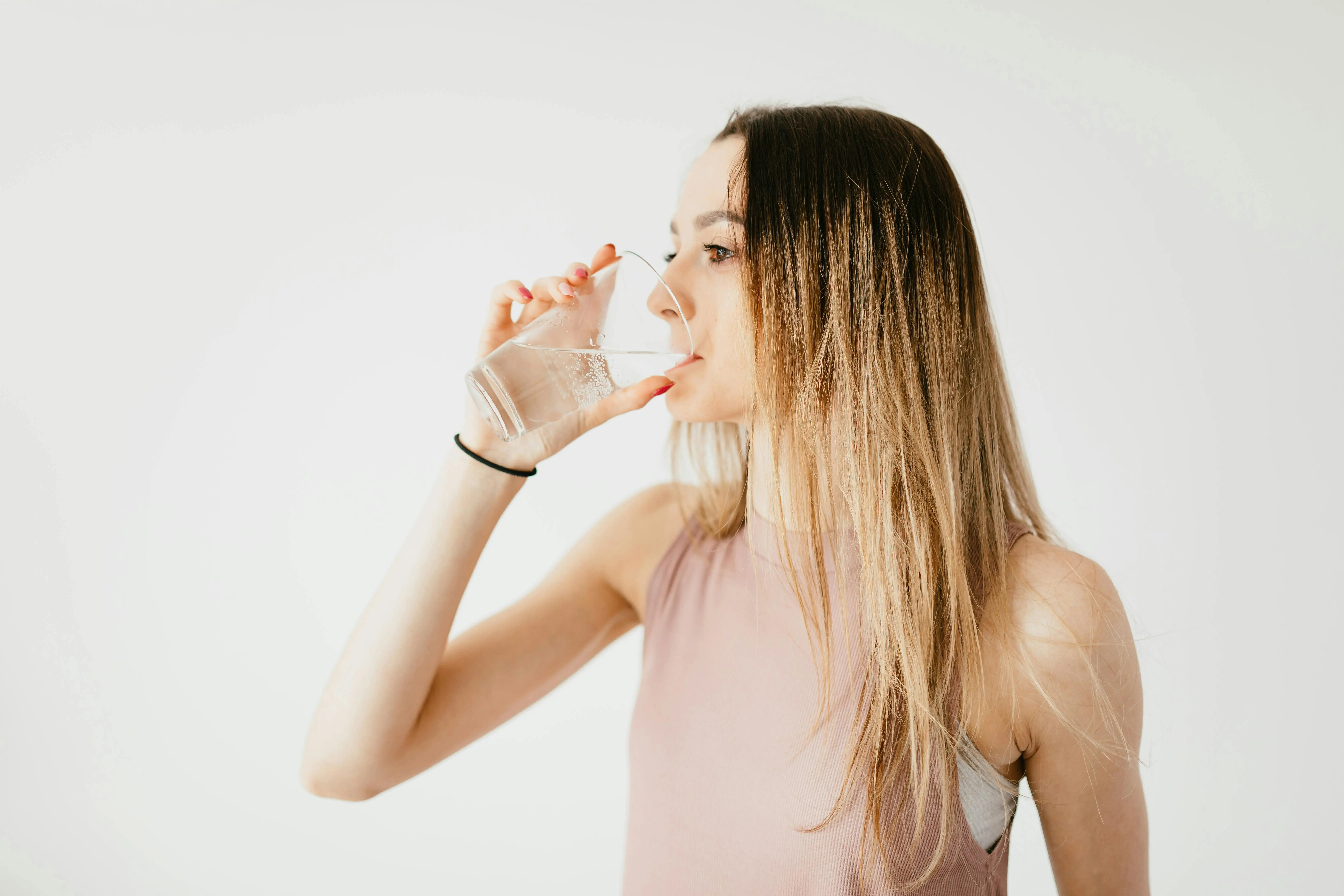 Efek Tak Terduga Minum Air Hangat Sebelum Tidur, Ternyata Bukan Sekadar Penghilang Dahaga