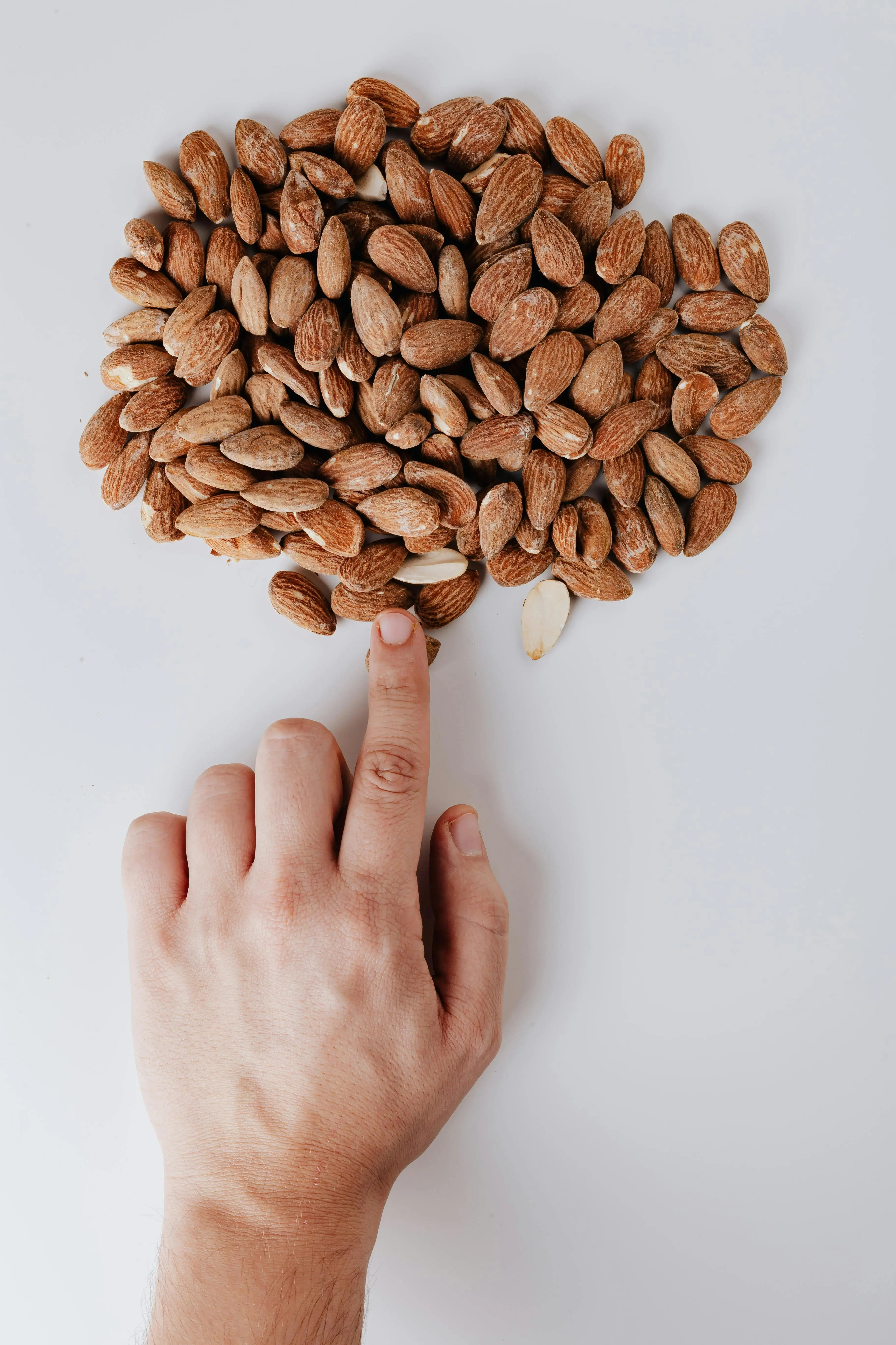 Menilik Peran Almond dalam Pola Makan Seimbang: Apa Kata Standar Kesehatan Dunia?