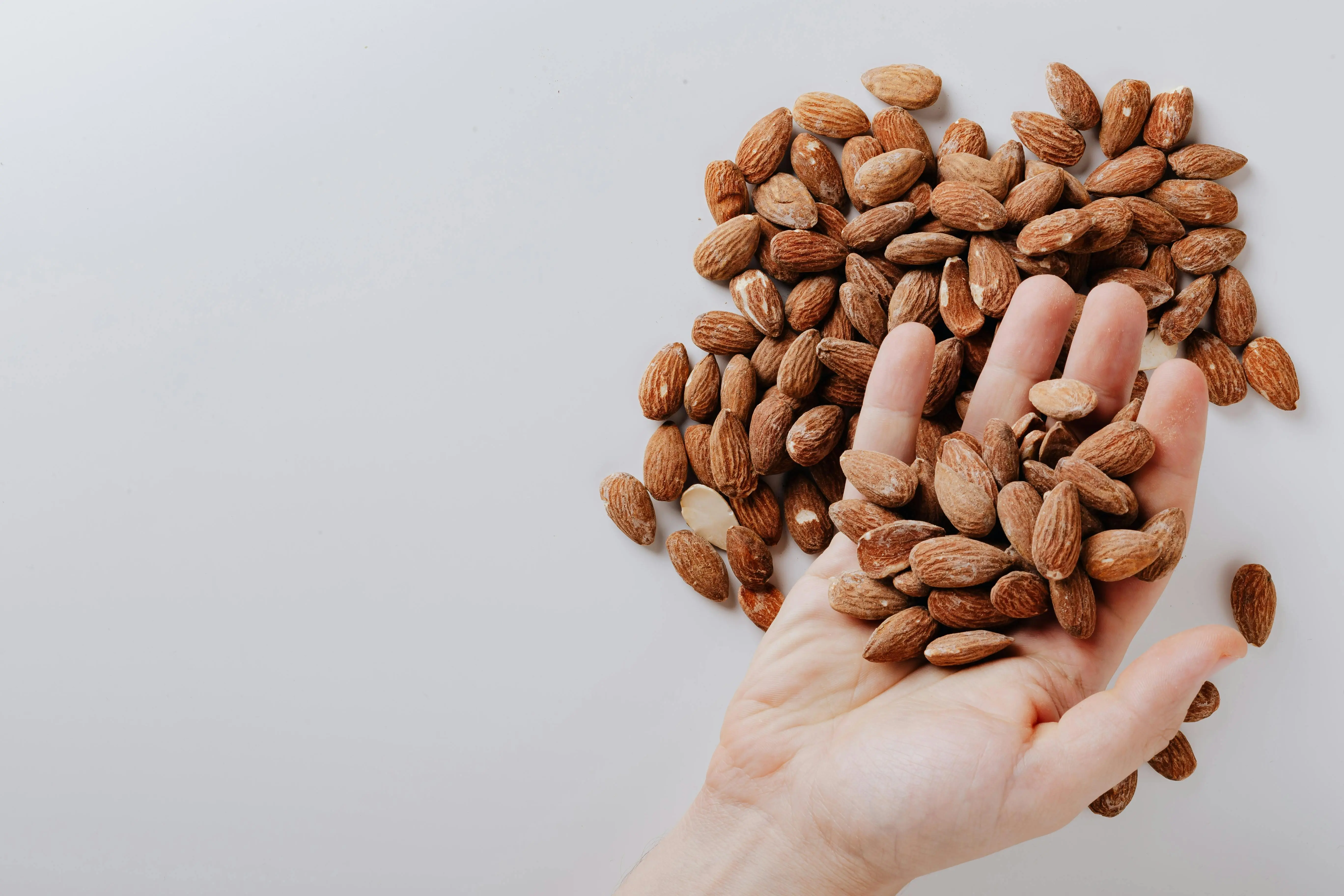 Mana Lebih Bergizi? Simak Perbandingan Lengkap Almond Mentah vs Panggang Versi Healthline