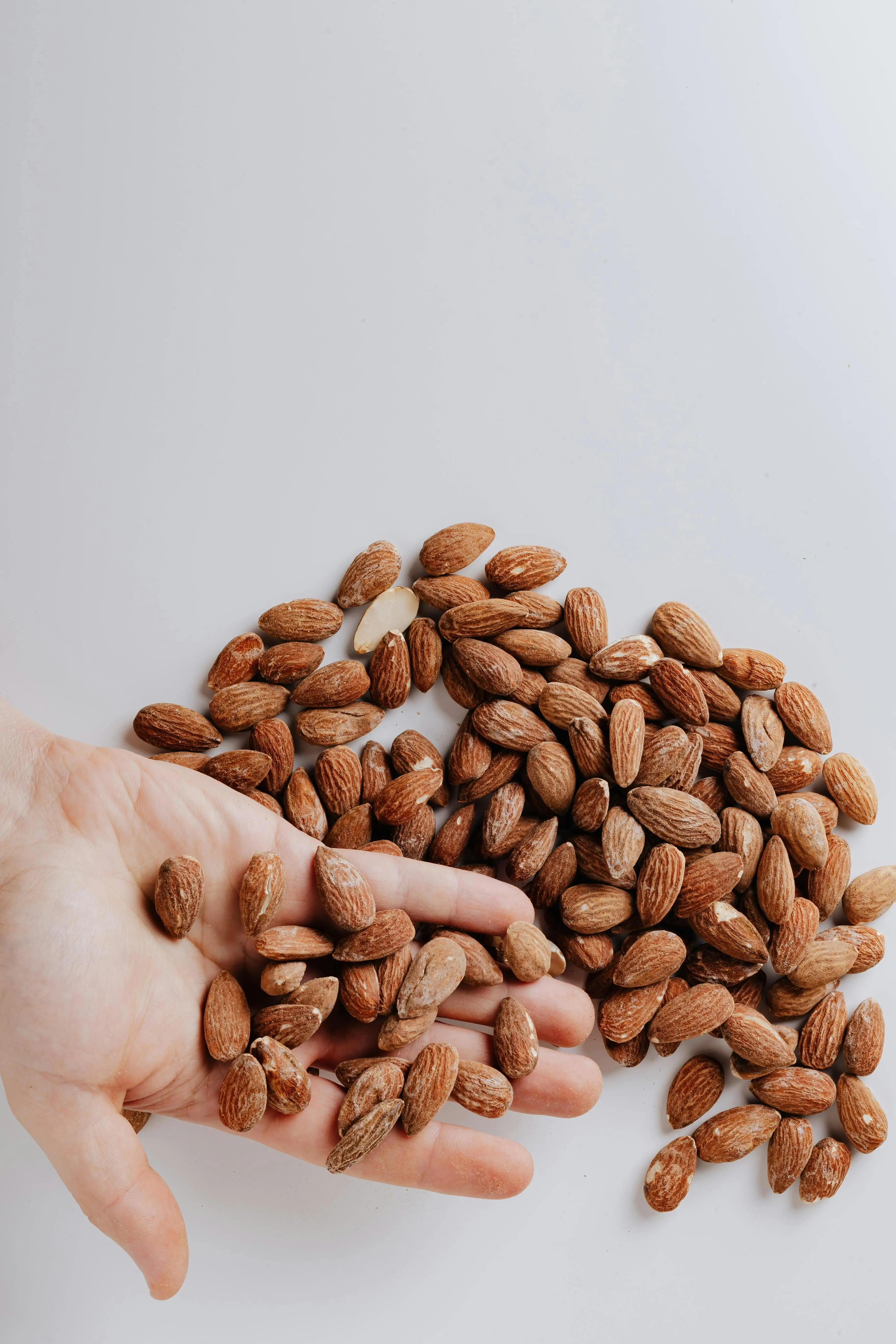 Kalori Almond: Camilan Super Sehat yang Bisa Jadi Bumerang Jika Dikonsumsi Berlebih