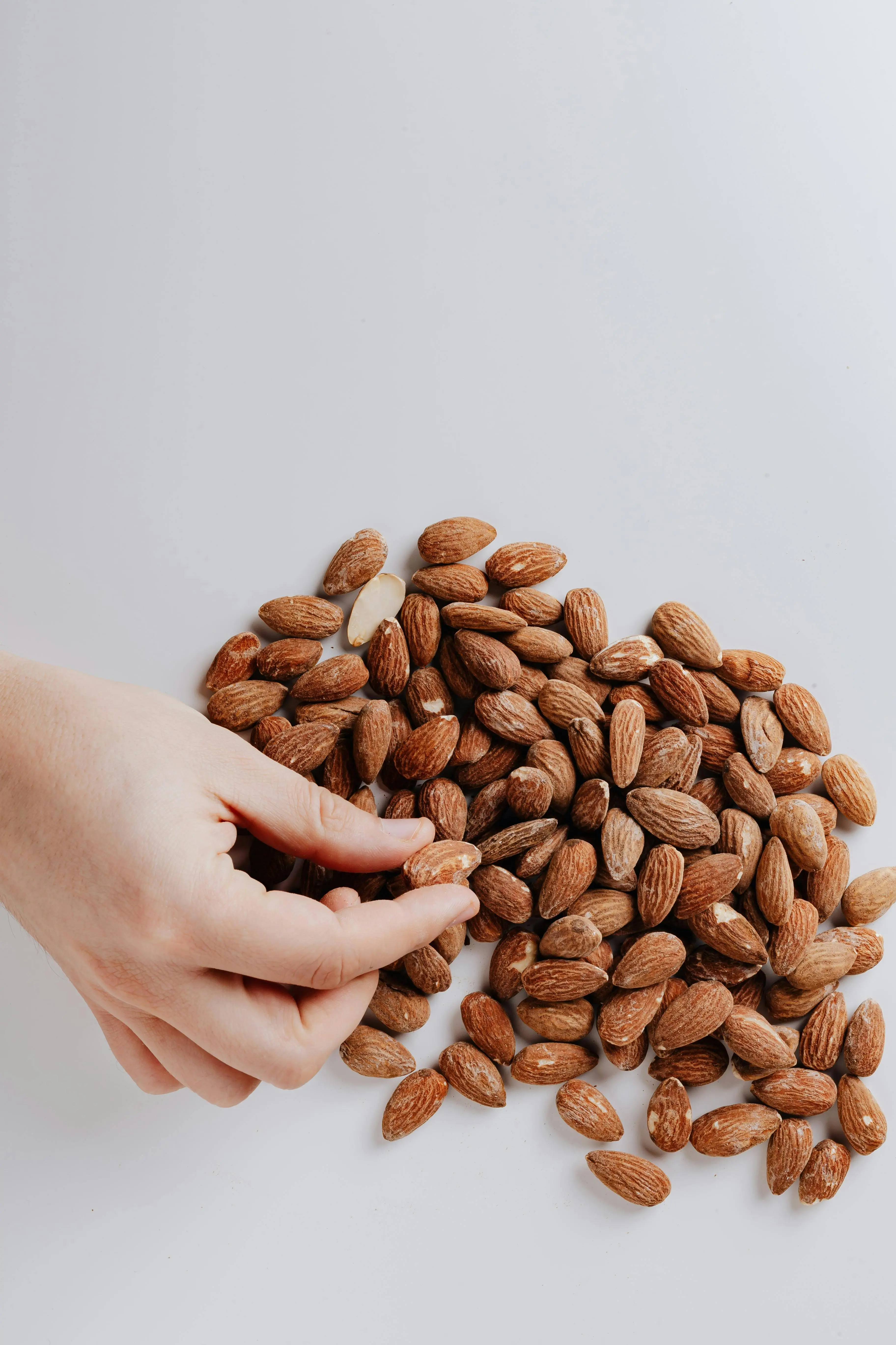 Rahasia di Balik Renyahnya Almond: Mengupas Kandungan Serat dan Manfaatnya bagi Pencernaan
