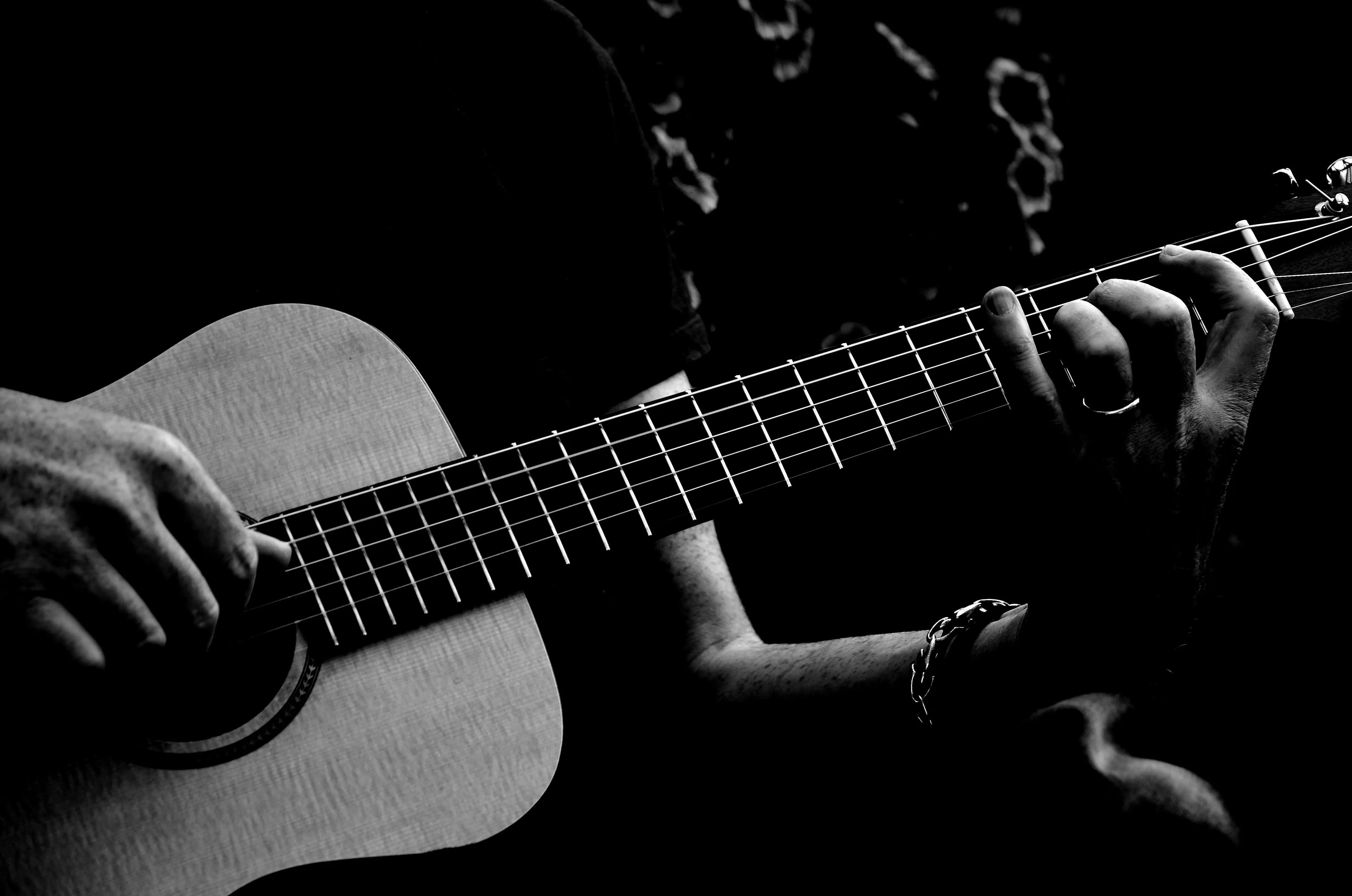 Tips Ampuh dan Mudah Belajar Bermain Gitar untuk Pemula