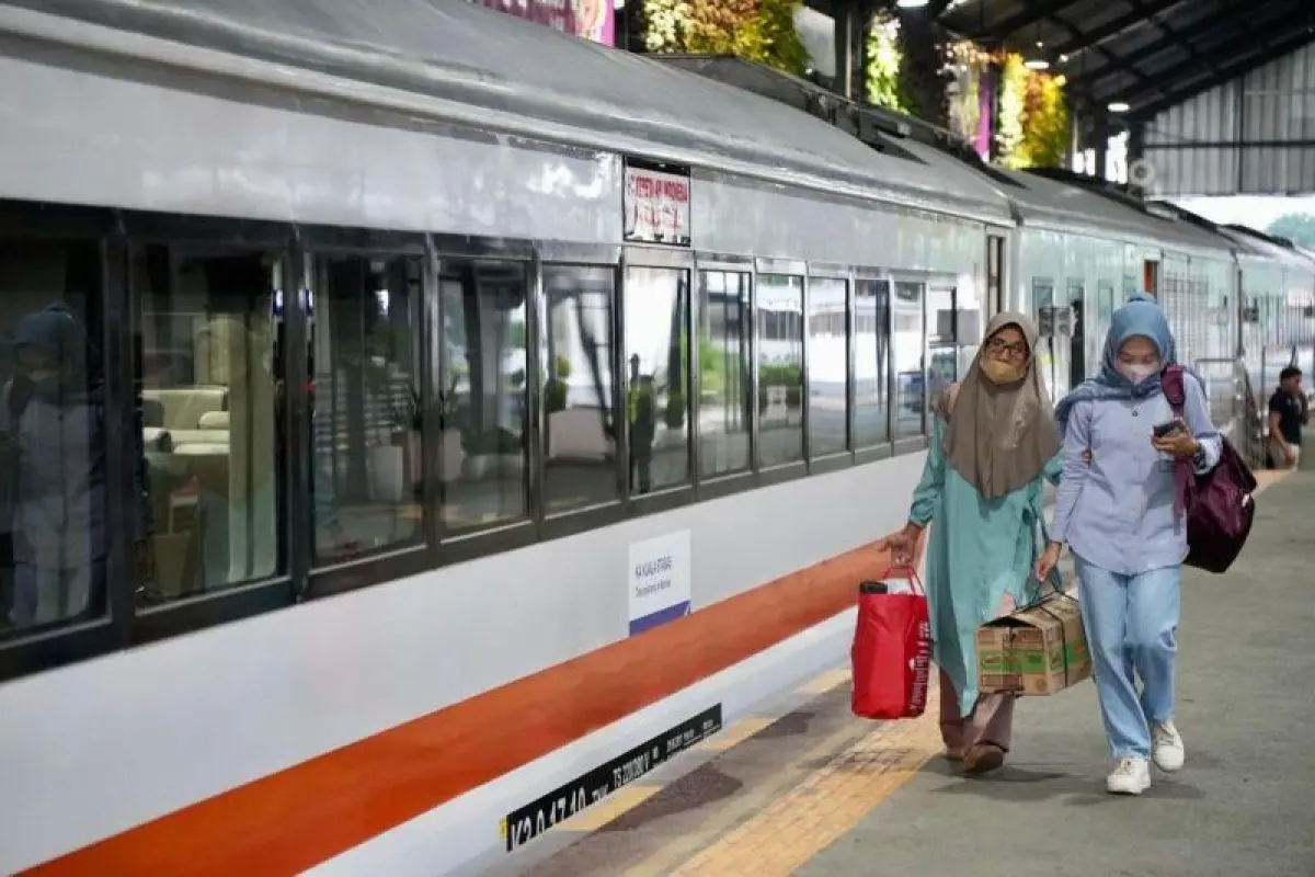 Penjualan Tiket Nataru 2025/2026 Capai 3,8 Juta, KAI Catat Okupansi KA Jarak Jauh Lebih dari 100 Persen