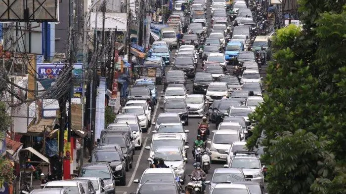 Macet Tetap Irit! 5 Trik Menghemat Bensin Saat Terjebak Antrean Panjang