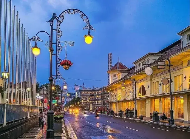 Bernuansa Klasik, Jalan Asia Afrika Jadi Magnet Wisatawan Rayakan Malam Tahun Baru 2026 di Bandung