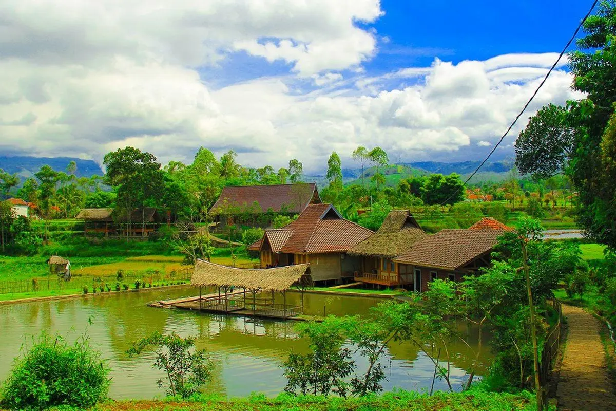 Menyelami Kearifan Lokal di Saung Ciburial, Destinasi Wisata Edukasi Budaya Sunda yang Autentik di Garut