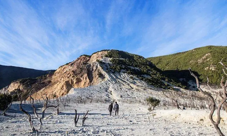 Destinasi Pendaki Pemula, Gunung Papandayan Tawarkan Pesona Hutan Mati dan Camping Ground Ramah Keluarga