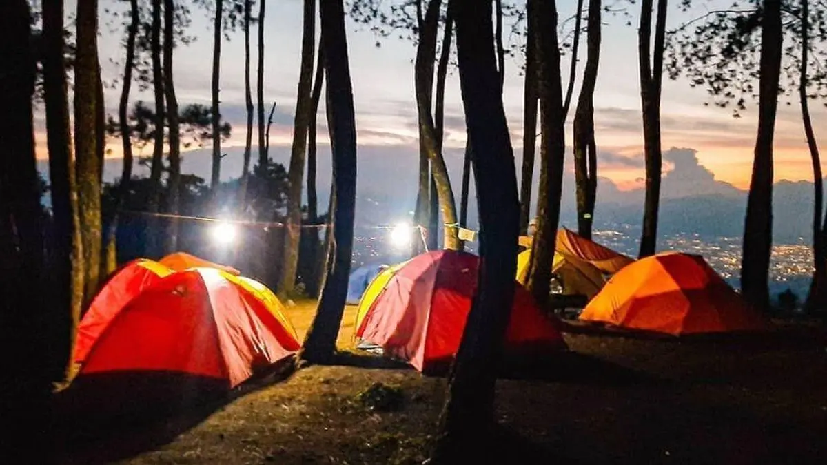 Menikmati Sisi Romantis Kota Garut dari Ketinggian Karacak Valley, Destinasi Camping Hits di Kaki Gunung