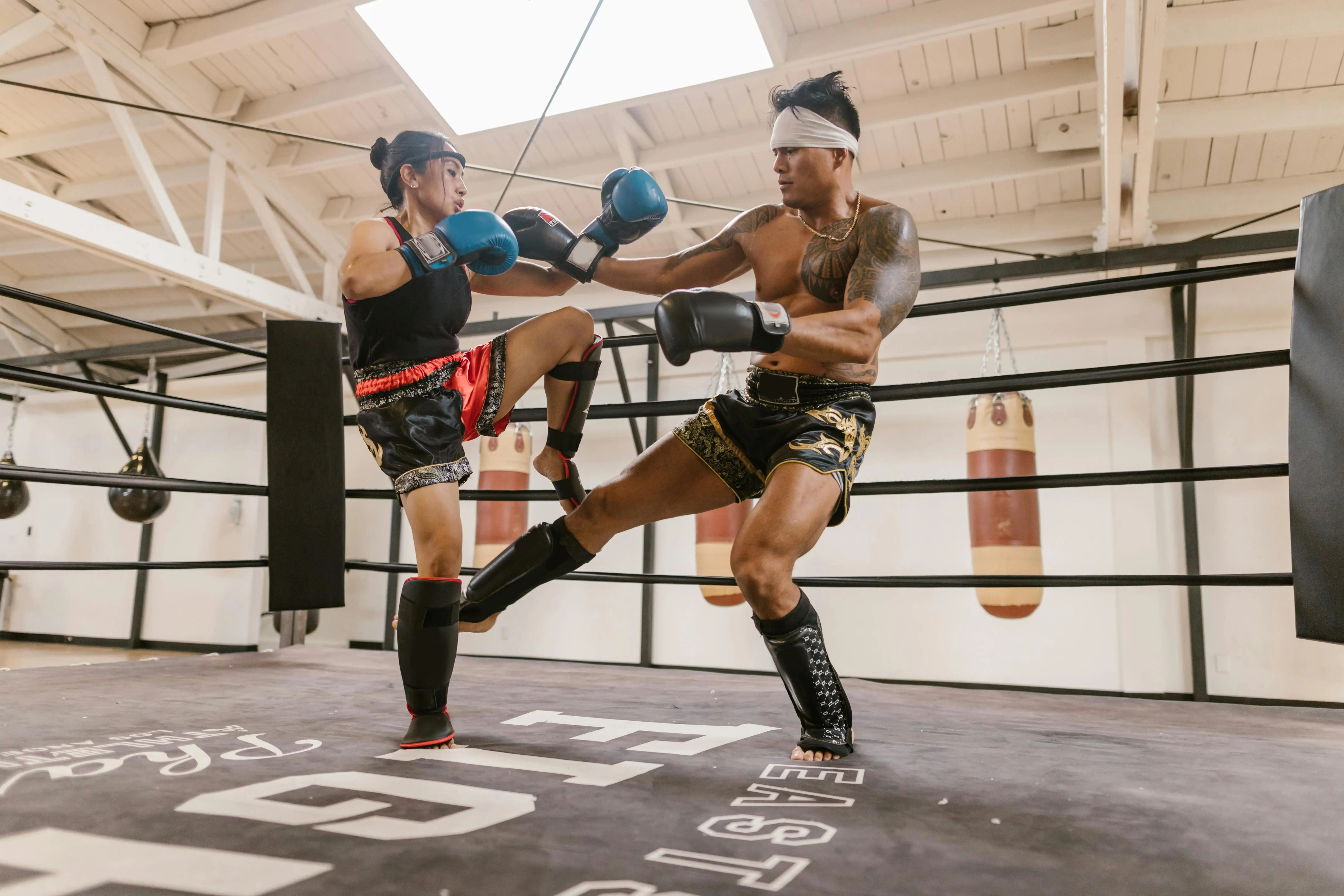 Mengapa Clinching Adalah Senjata Paling Berbahaya di Muay Thai? Ini Penjelasannya