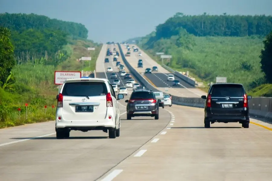 Tips Berkendara Aman di Jalan Tol Saat Musim Hujan di Jawa Barat