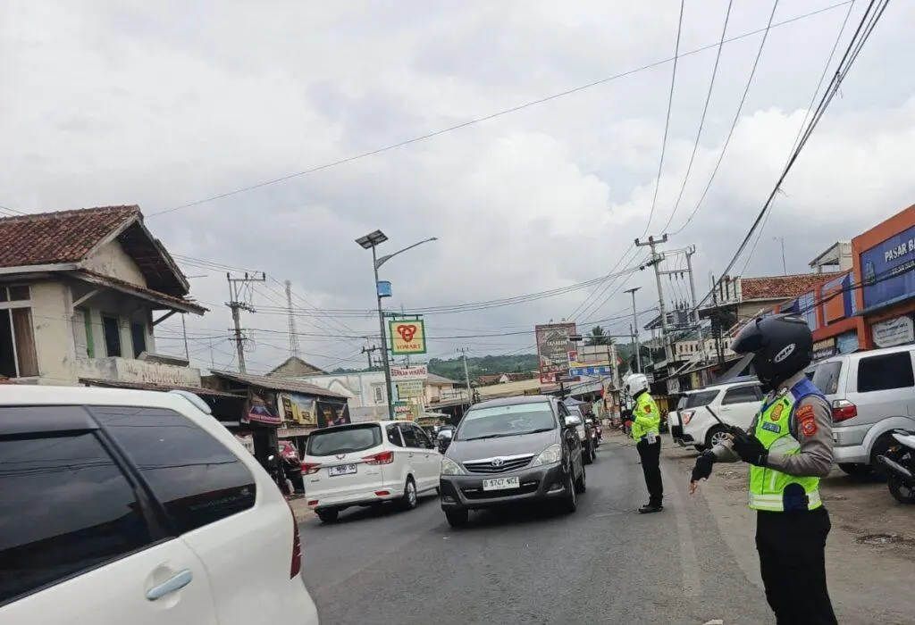 Urai Kepadatan Libur Nataru, Polres Garut Mulai Terapkan Sistem Satu Arah di Jalur Limbangan dan Kadungora