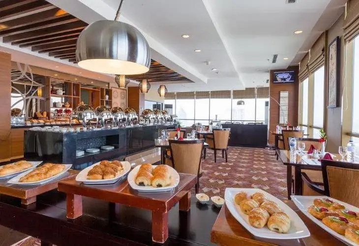 Cari Promo Nataru 2025 di Surabaya? Wyndham Punya Christmas Dinner dan All You Can Eat