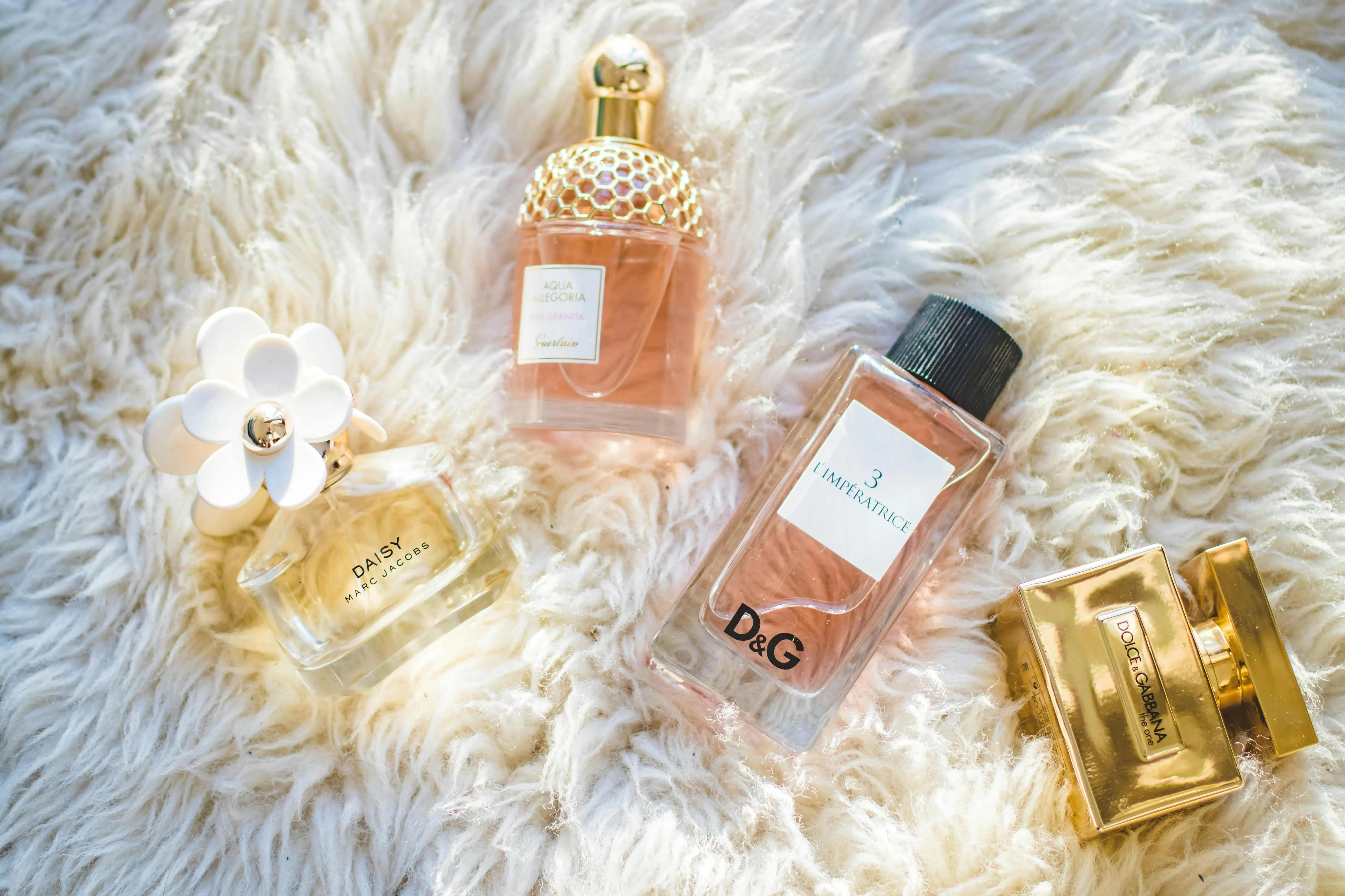 Misteri di Balik Aroma: Apa Itu Minyak Wangi dan Bagaimana Senyawa Aromatik 'Menari' di Kulit Anda?