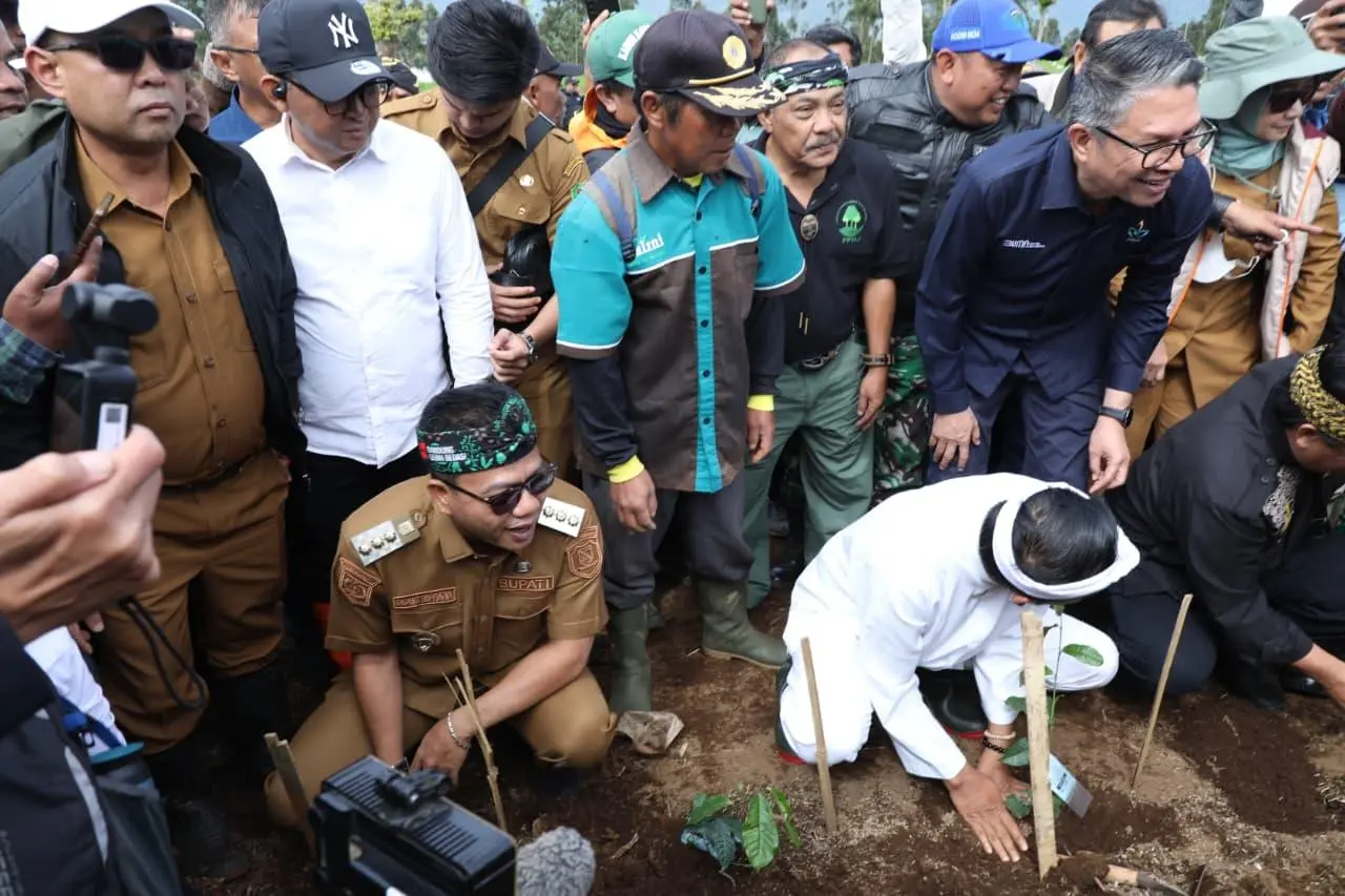 Kang DS dan KDM Lakukan Penghijauan di Pangalengan Untuk Mencegah Terjadinya Banjir
