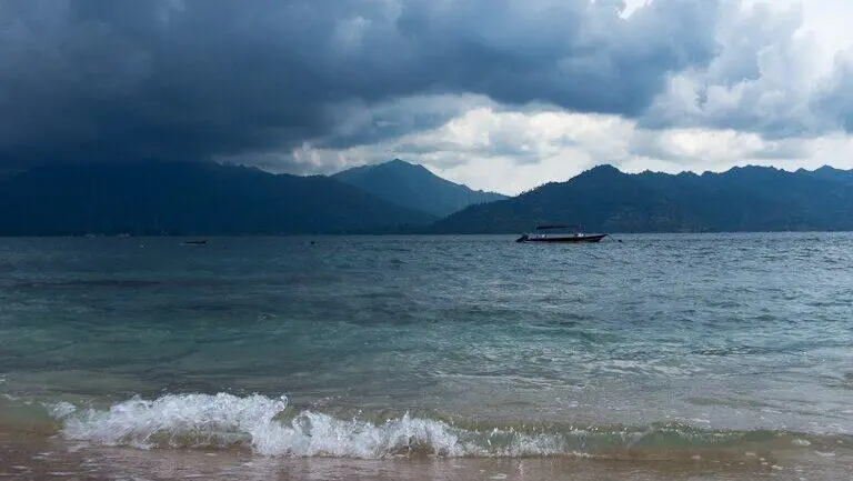 Liburan di Lombok Saat Musim Hujan: Tips Aman dan Nyaman Agar Tetap Seru Meski Cuaca Ekstrem