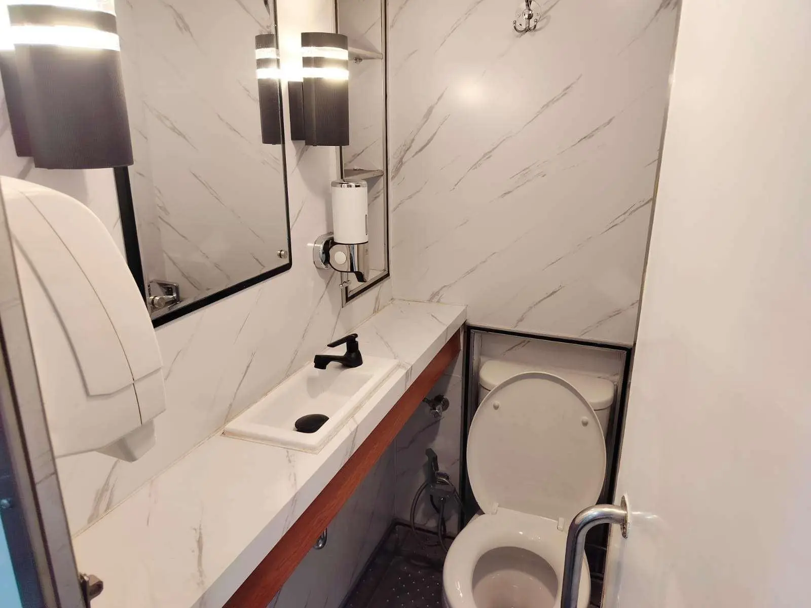 Bolehkah Buang Air Besar di Toilet Kereta Api? Ini Penjelasan Lengkapnya