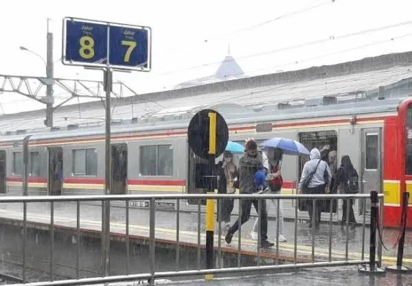 5 Tips Naik Kereta Api Saat Hujan agar Perjalanan Tetap Nyaman dan Aman