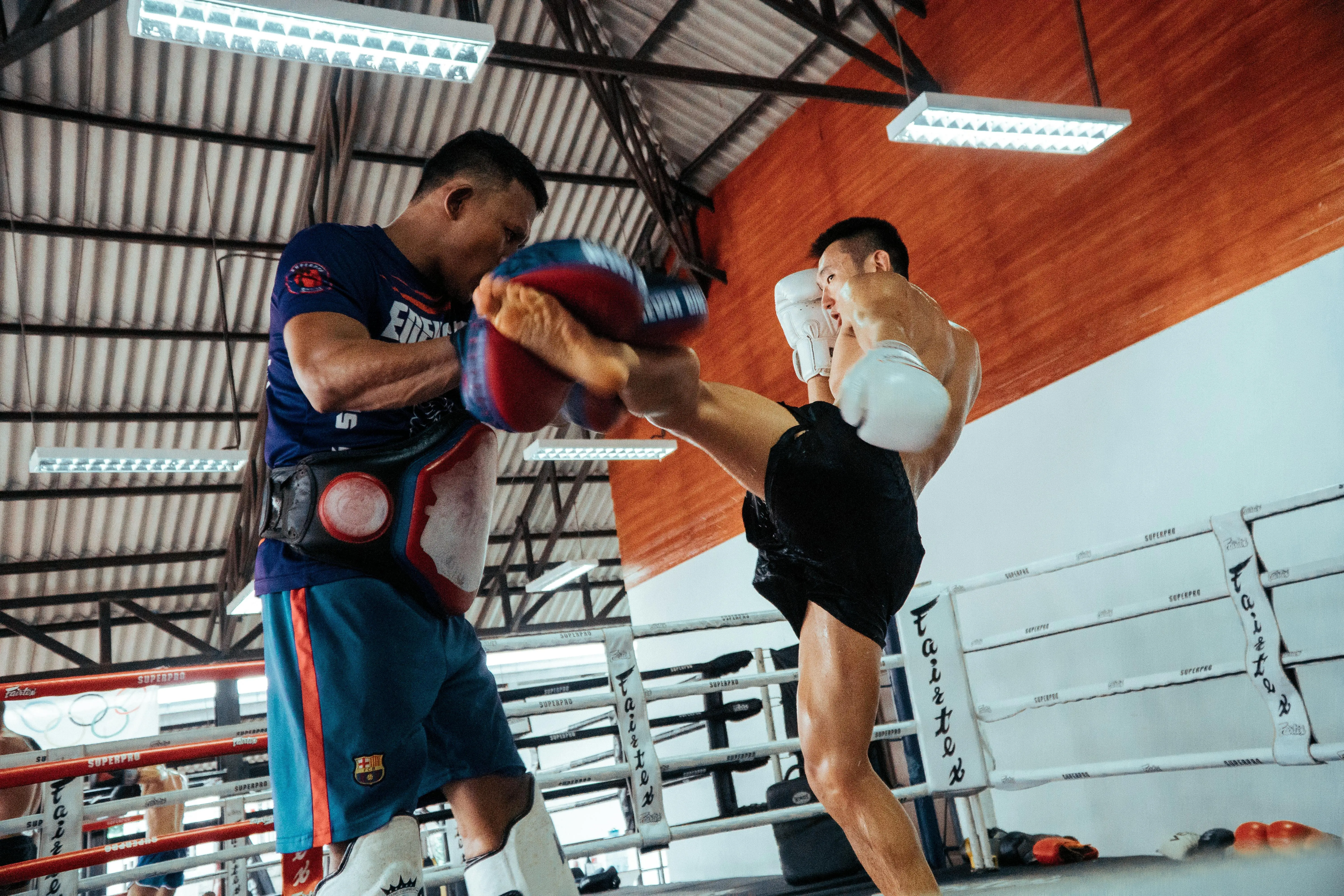 Dari Medan Perang Siam ke Oktagon Global: Menguak Jejak Sejarah Muay Thai dan Dominasinya di MMA