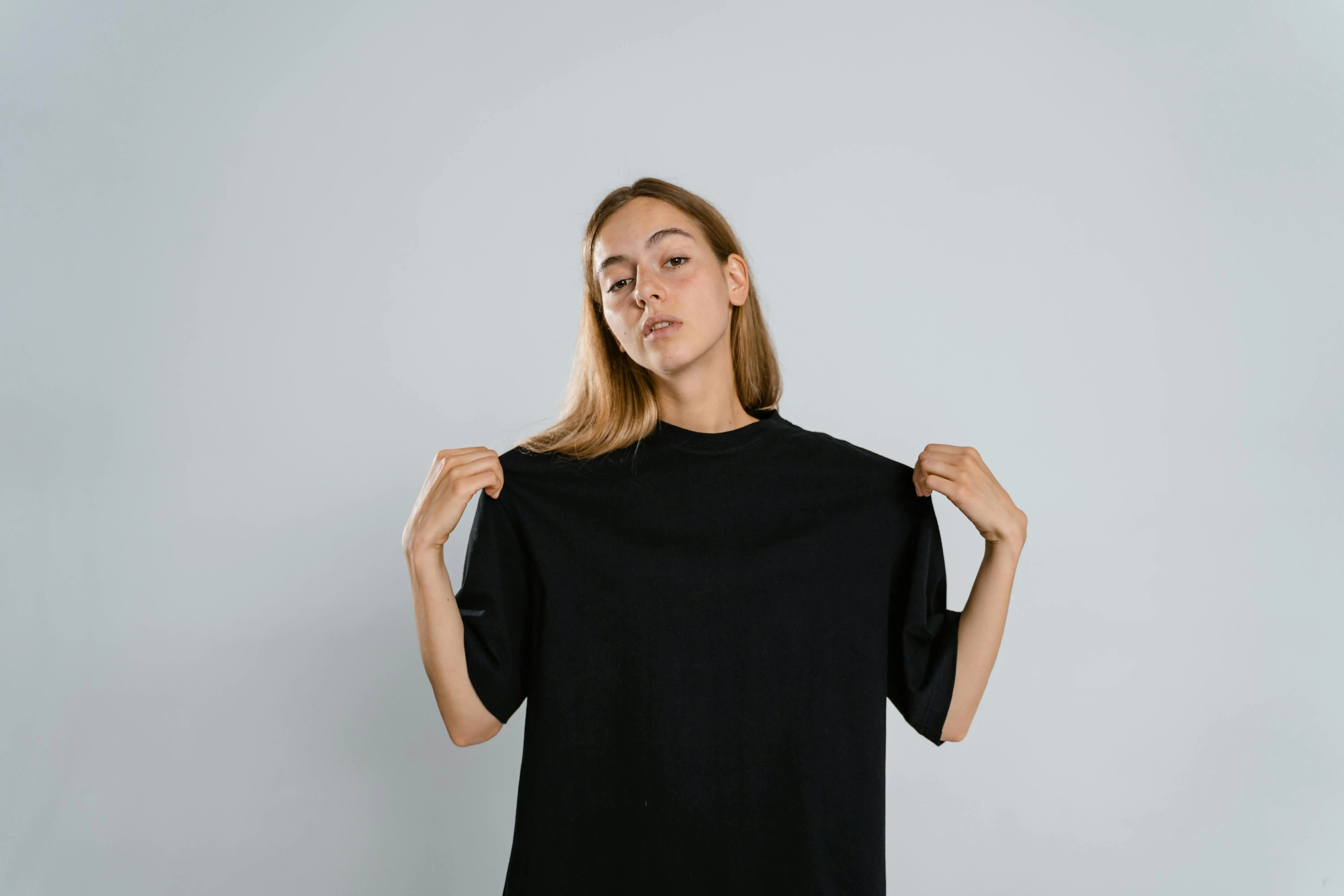 Mengungkap Rahasia Oversized Black Tee: Fleksibilitas, Kenyamanan, dan Warisan Budaya Subkultur