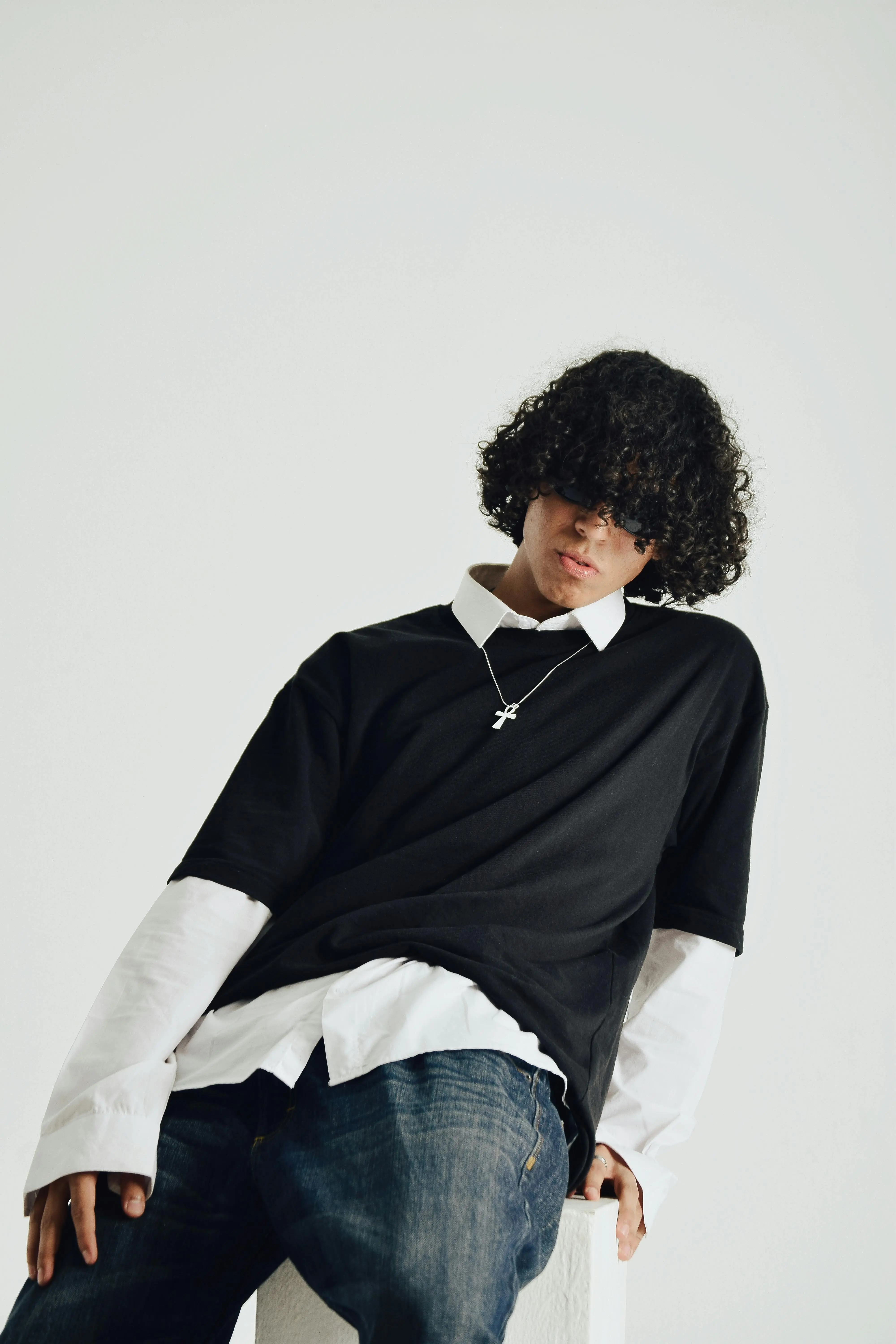 Stop Bingung Mix and Match! Ini 7 Alasan Kaos Hitam Wajib Ada di Lemari