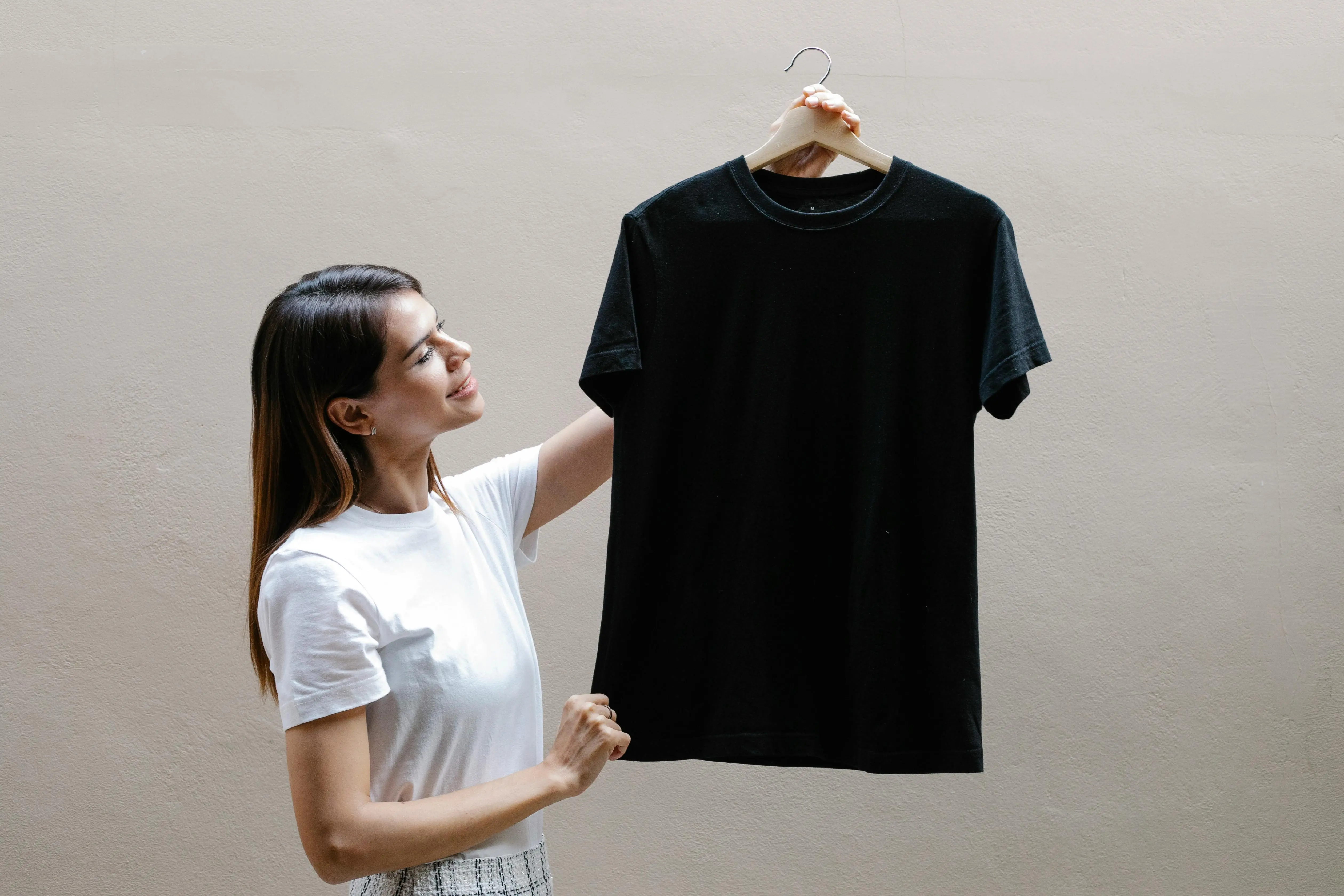 Stop Boros Baju! Inilah Alasan Kaos Hitam Adalah Pilar Utama Filosofi Pakaian Minimalis
