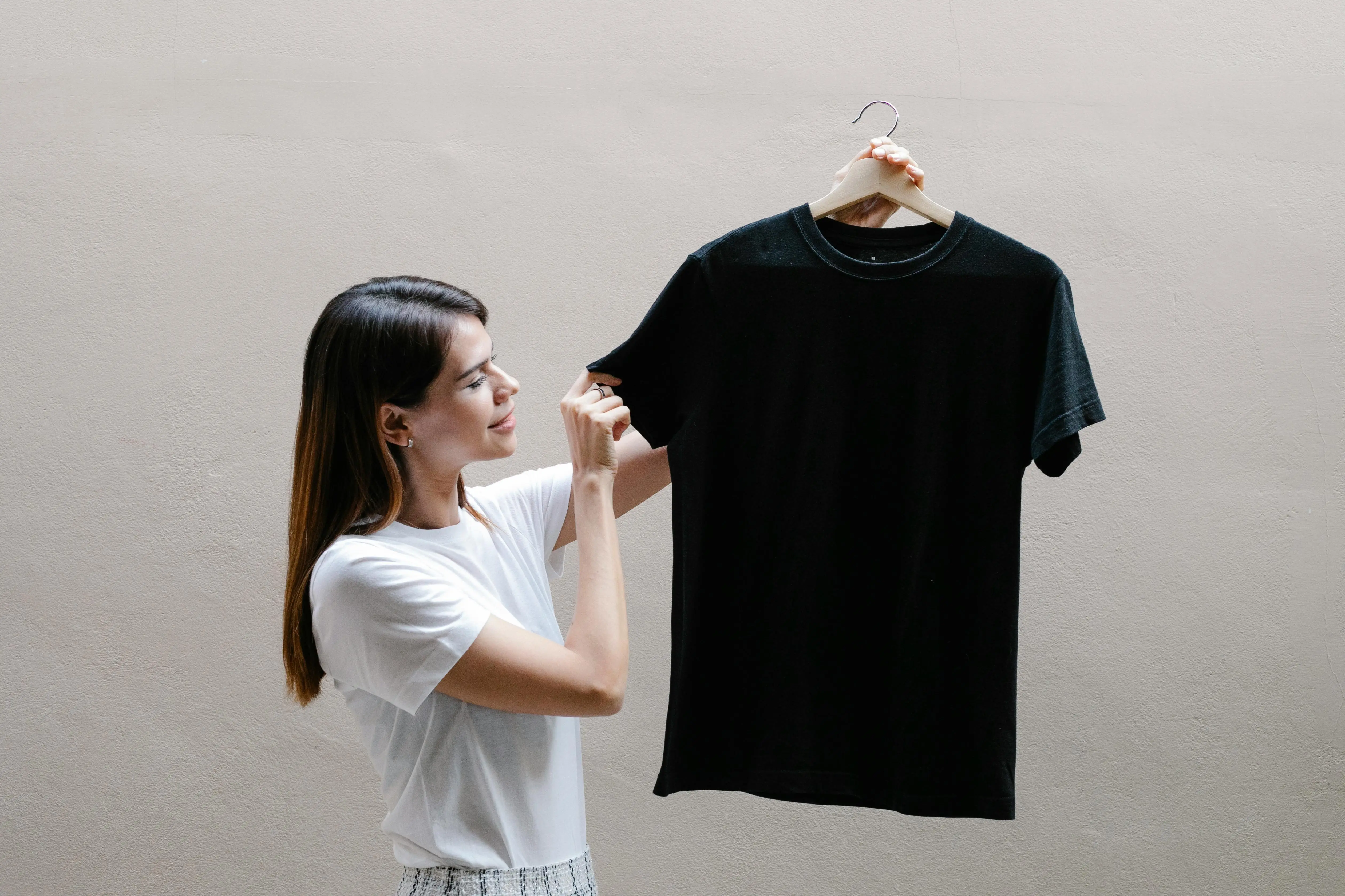 Benang Kusut Kaos Hitam: Bagaimana Model Bisnis Fast Fashion Merombak Rantai Pasok Pakaian