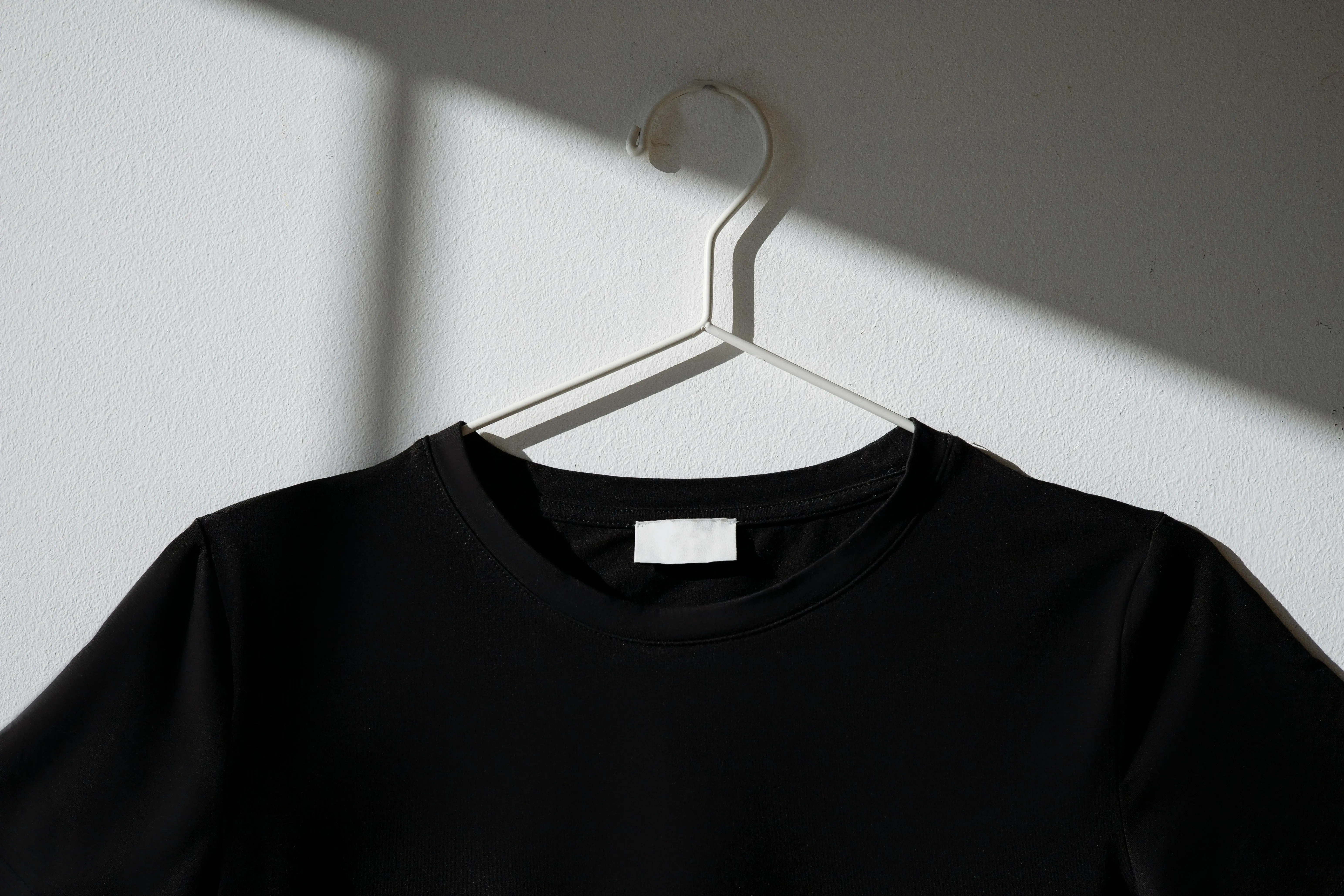 Bukan Sekadar Gaya: Kenapa Kaos Hitam Organik Adalah Investasi Keberlanjutan Terbaik Anda