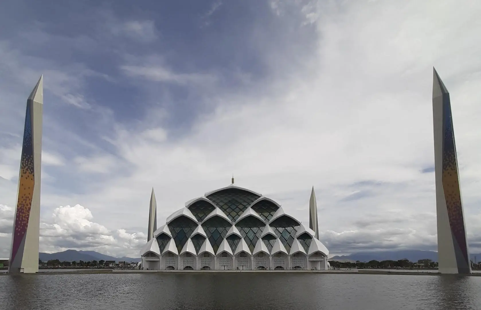 Libur Akhir Tahun2026: 5 Masjid Ikonik yang Wajib Dikunjungi untuk Wisata Religi