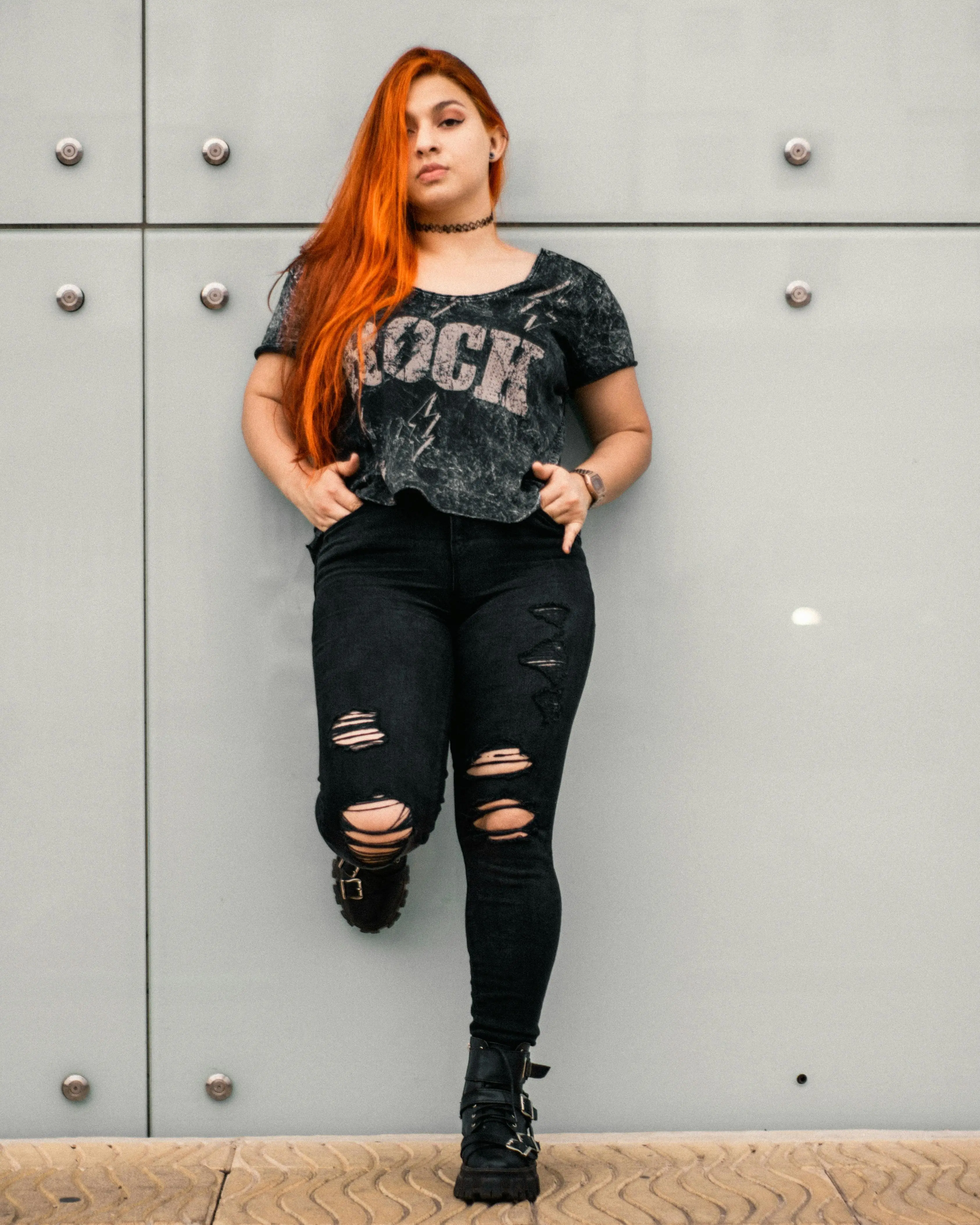 Lebih dari Sekadar Pakaian: Mengurai Kode Visual Kaos Hitam dalam Budaya Rock