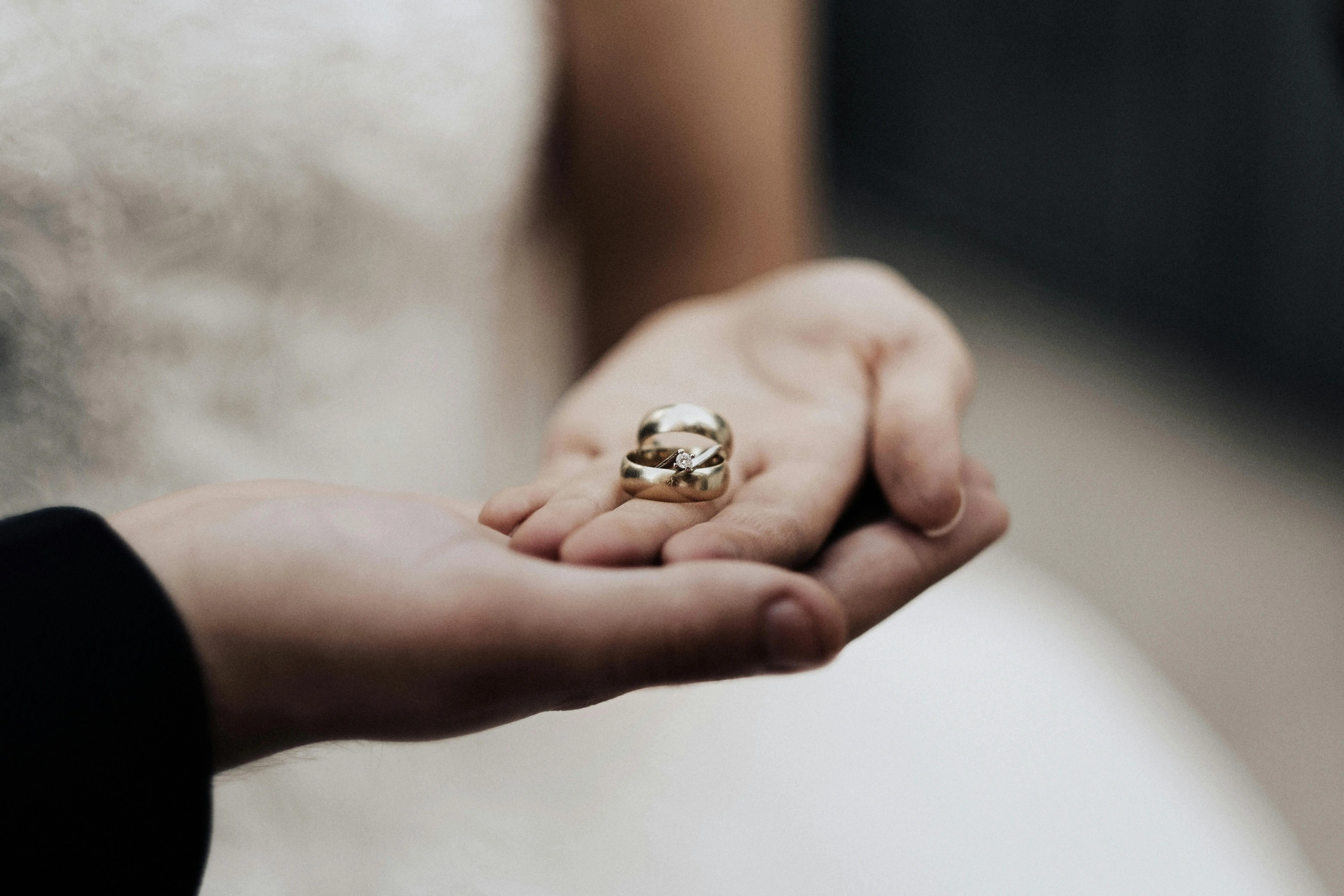 Dari Besi Kuno hingga Berlian Lab Grown: Menelusuri Evolusi Cincin Pernikahan Modern