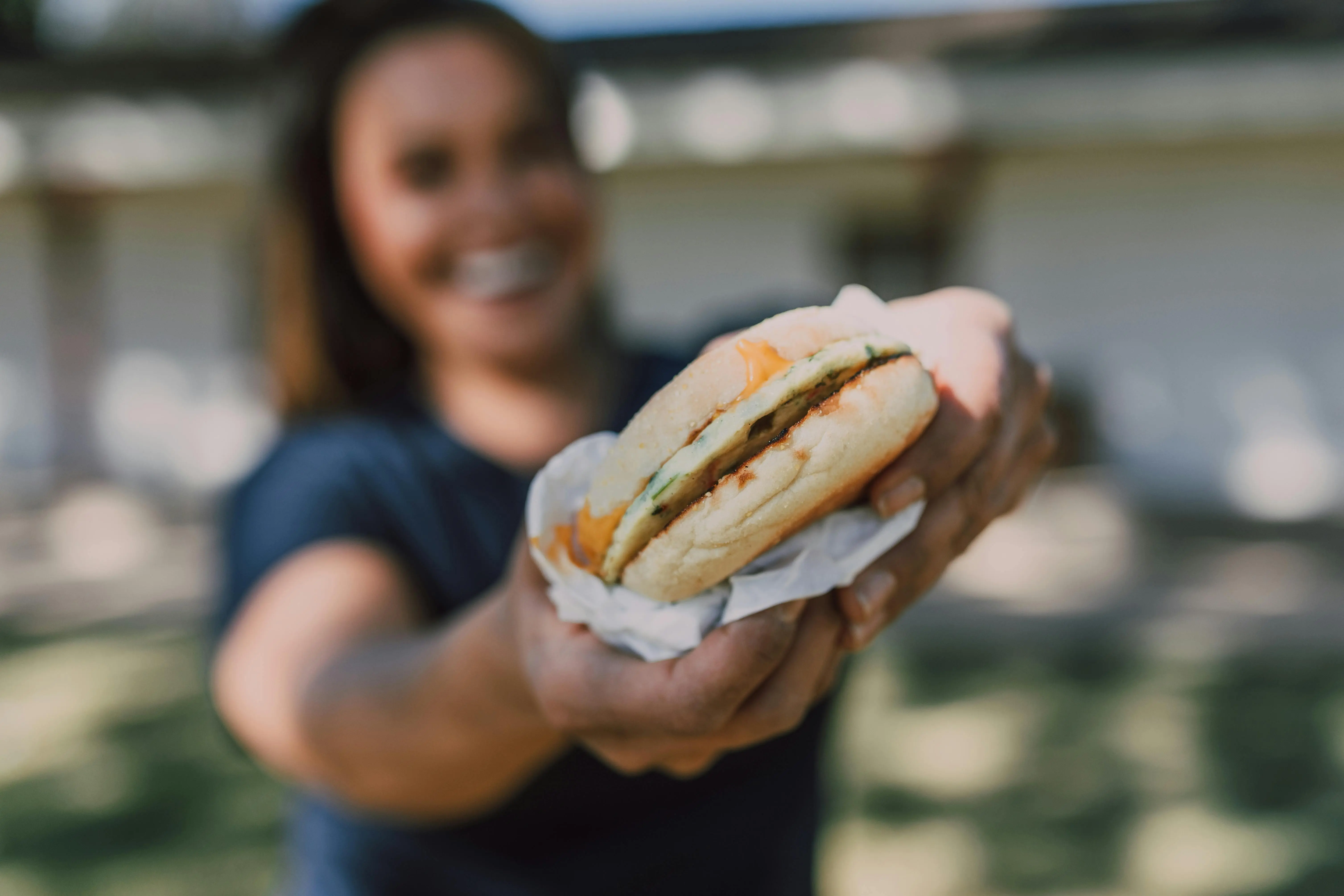 Tinggalkan Daging Tebal: Seni Smash Burger yang Renyah dan Juicy