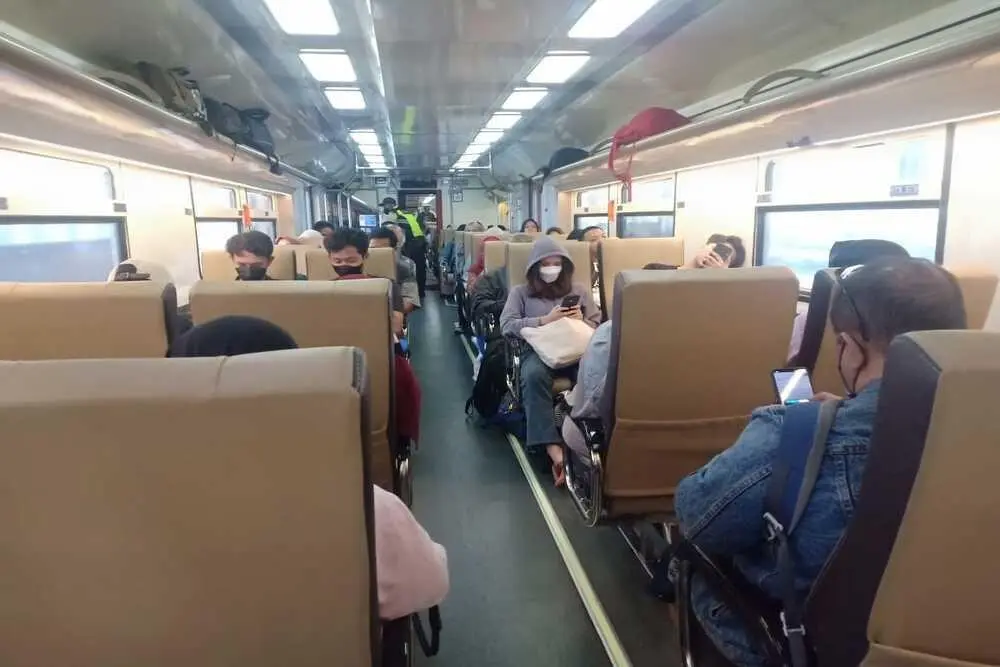 Sulit Tidur di Kereta Jarak Jauh? Ini Tips Biar Istirahat Lebih Nyaman