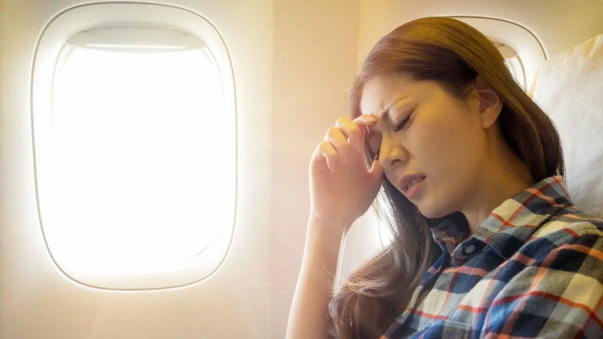 Sering Mual saat Terbang? Ini Tips Ampuh untuk Mengurangi Gejala Mabuk di Pesawat
